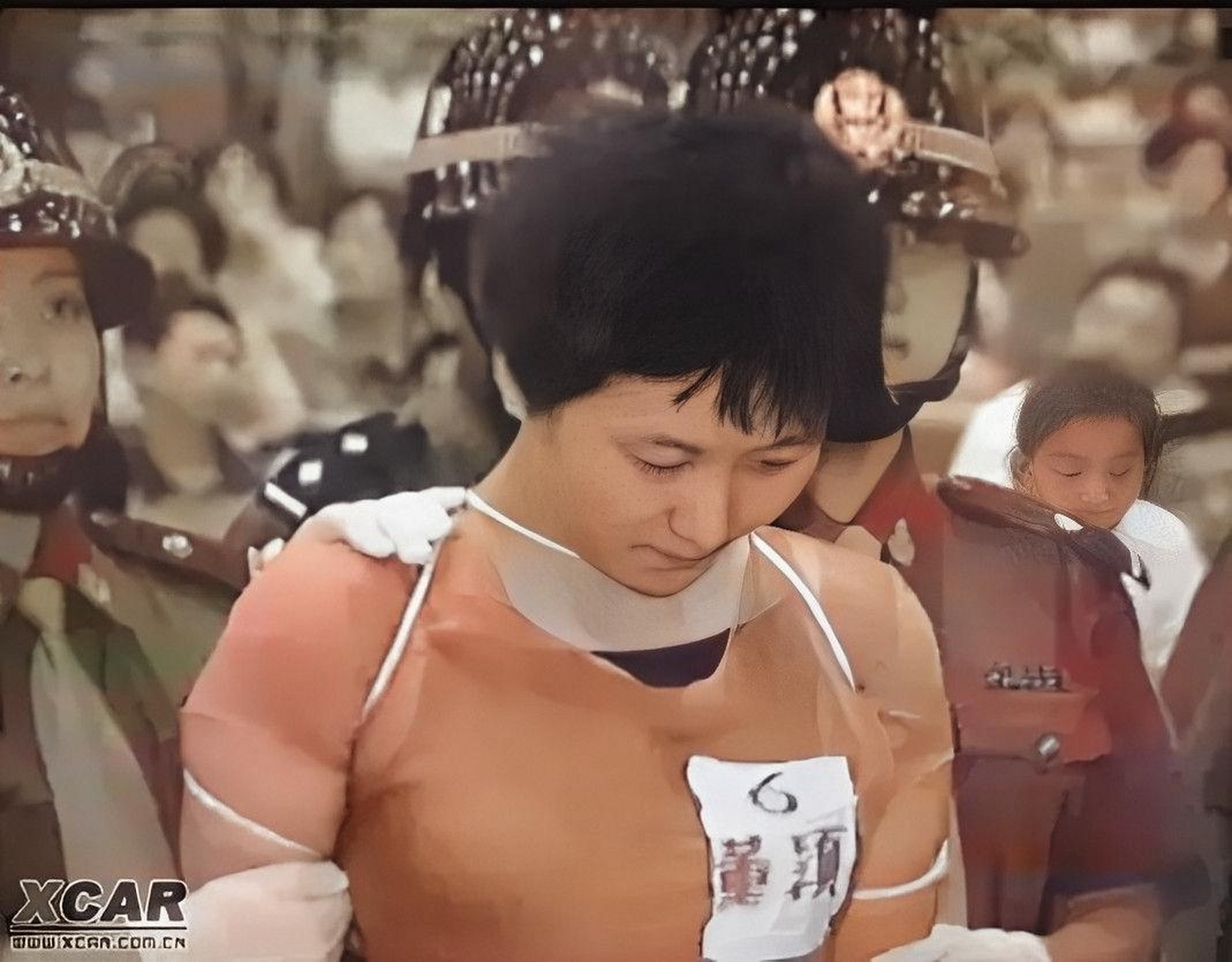 这是2001年南京表演审判的场景,一个叫董英·犯人的女人即将被处决!