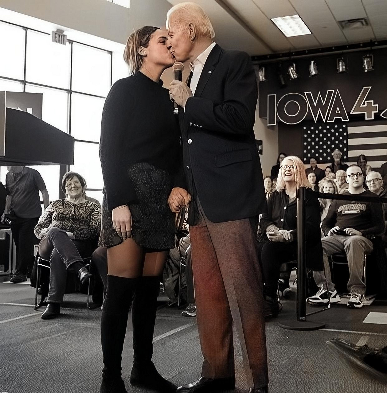 几年前,77岁的拜登在拜登老照片山亲吻了19岁的孙女芬尼根·嘴对嘴,这