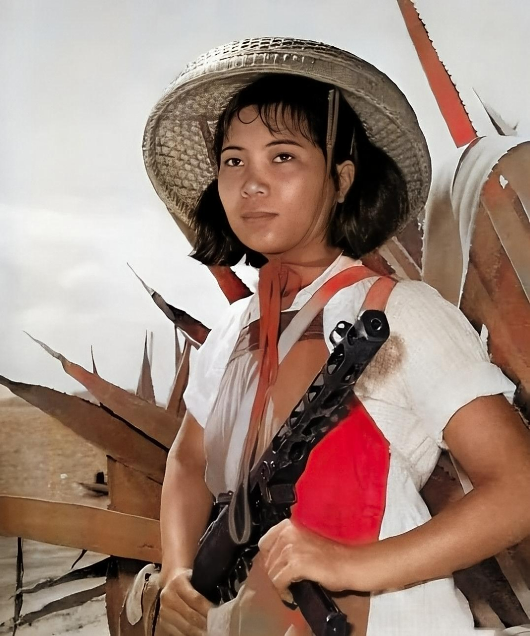 60年代的海岛女民兵,眼神坚定,霸气十足!