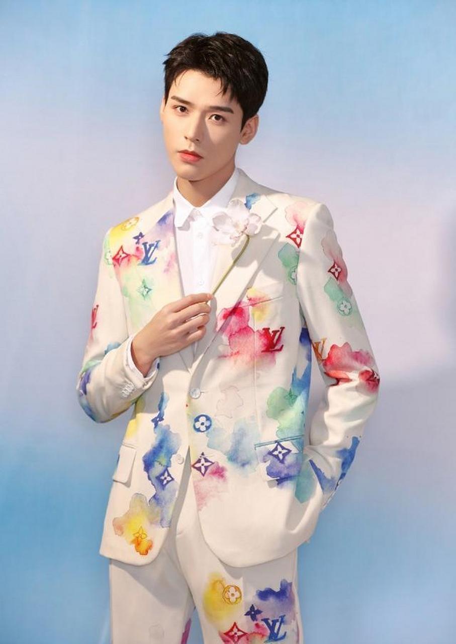 龚俊是衣架子吧?穿lv水彩印花西装帅气绅士,修长比例太亮眼