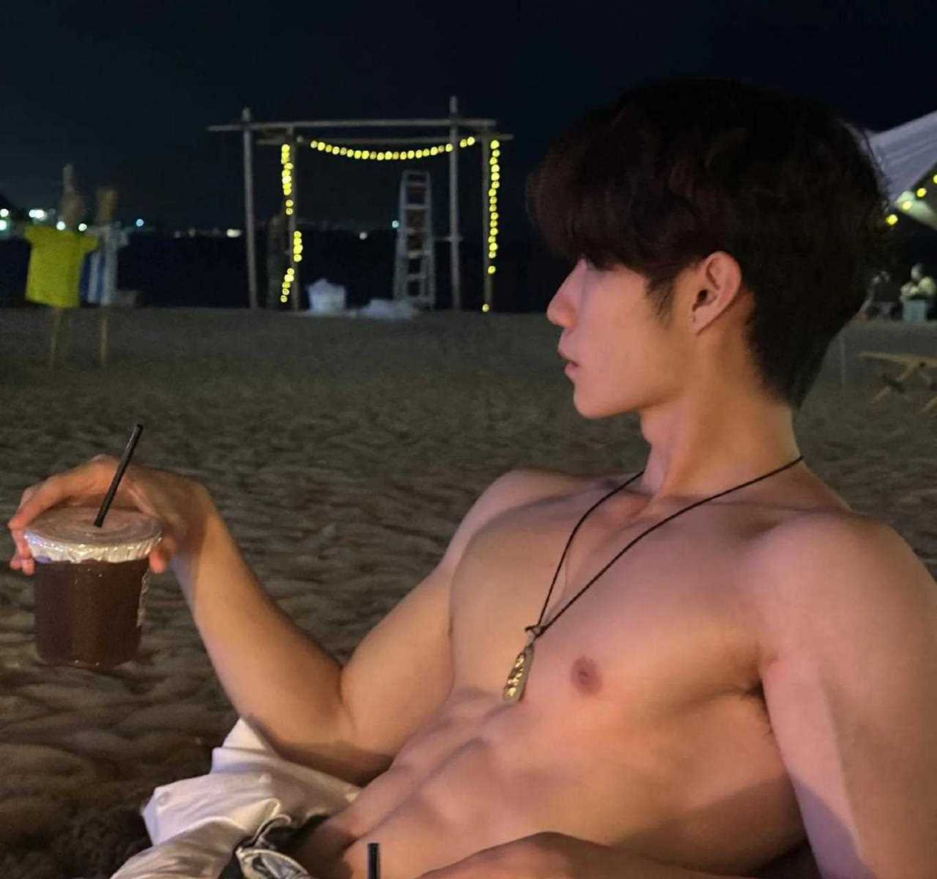 今天介绍一位微博名叫max肖扬的小鲜肉,坐标广州,2004年出生,一个普通