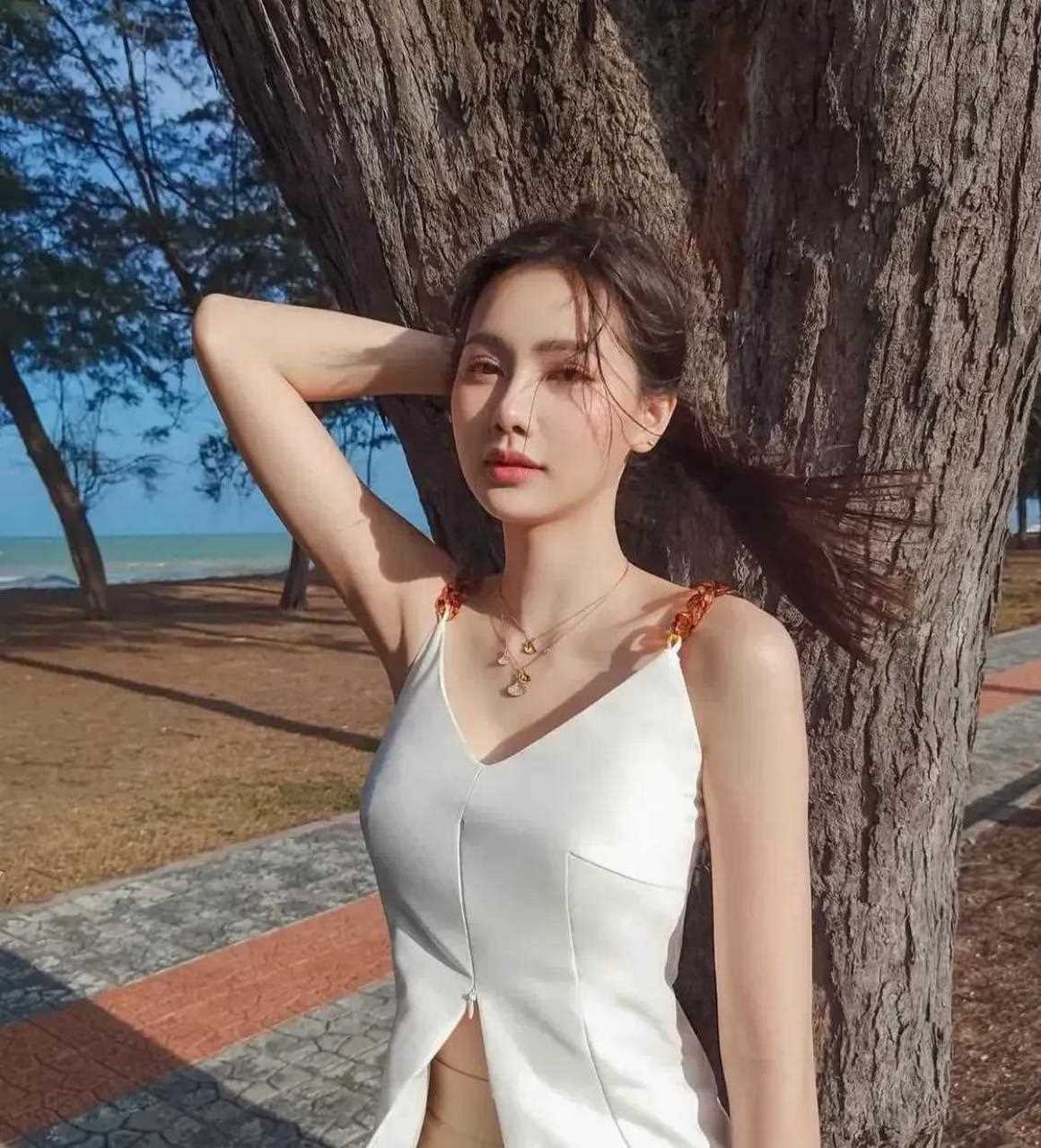 海边漫步 年轻漂亮身材好的气质小姐姐