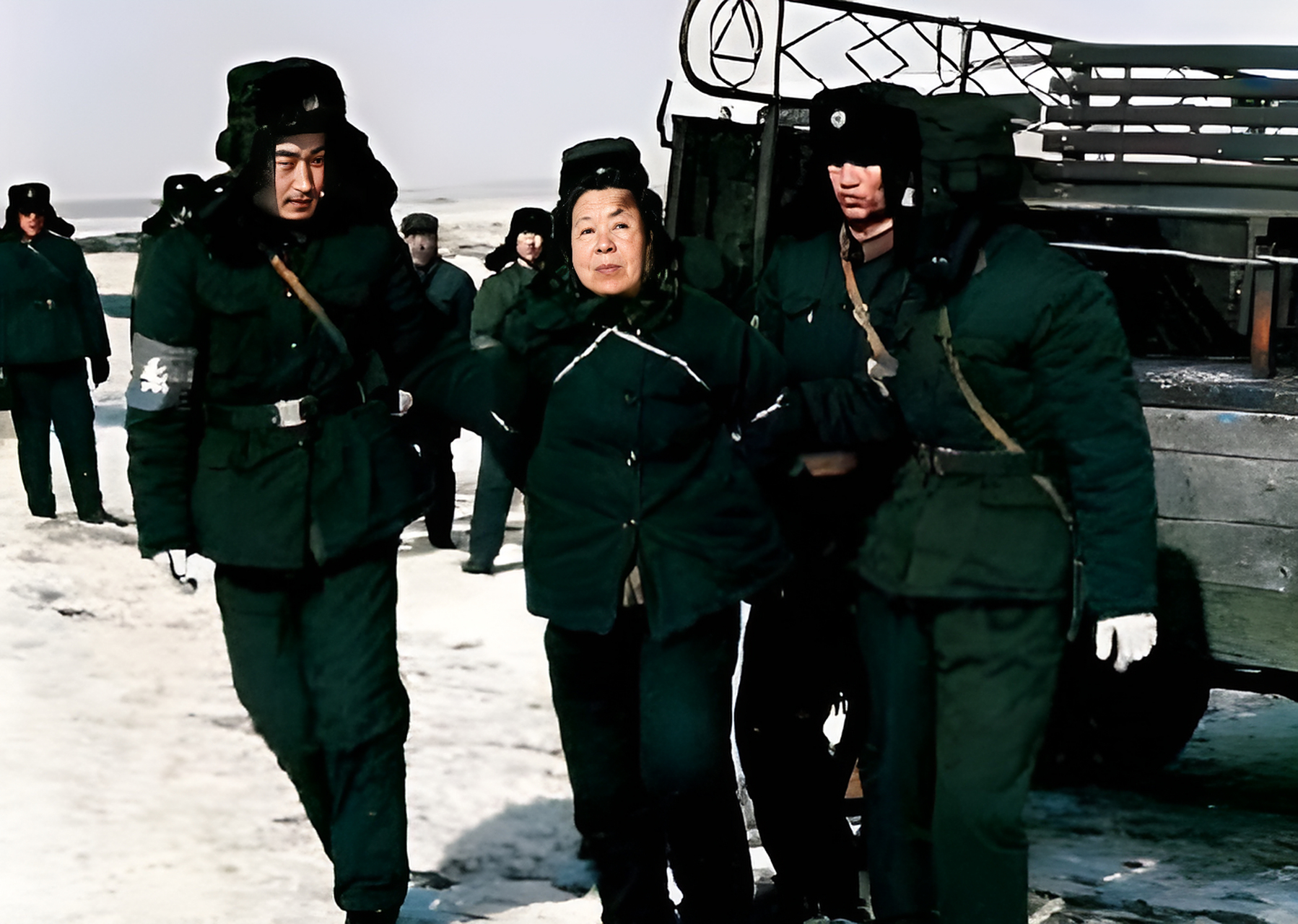 王守信原本是一名普通职员,因得到上级的信