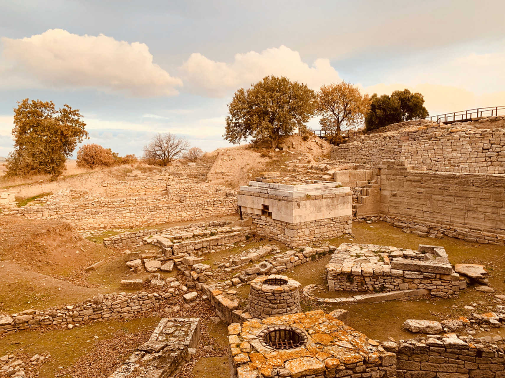 特洛伊城遗址是土耳其古城,位于恰纳加莱南部,北临达达尼尔海峡,坐落