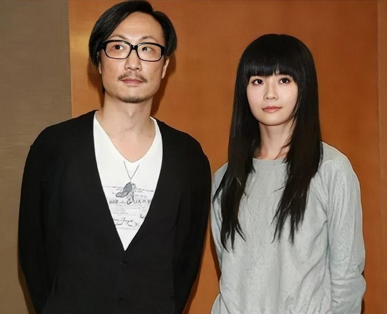 2010年,蔡卓妍和郑中基一起开了一场发布会,公开自己隐婚四年的同时