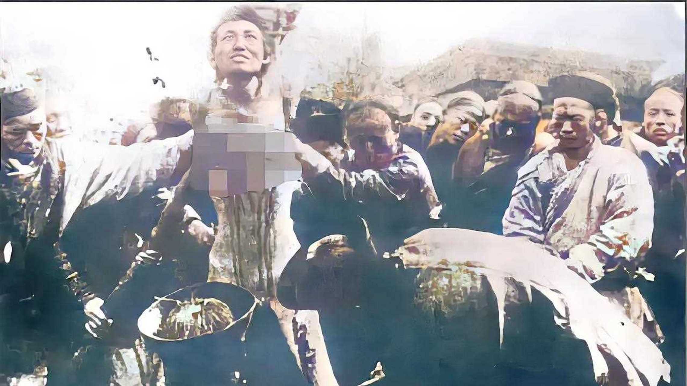 照片中的他被绑在一个木桩上,衣服也被扒个精光,表情看上去非常地痛苦