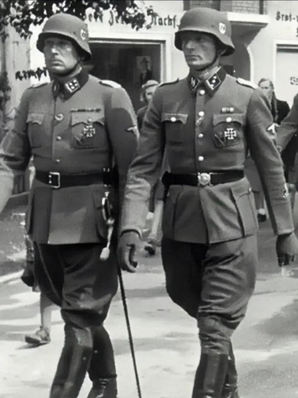 看看照片中的两名德国党卫军士兵! 他们不是简单的士兵,应该是军官!