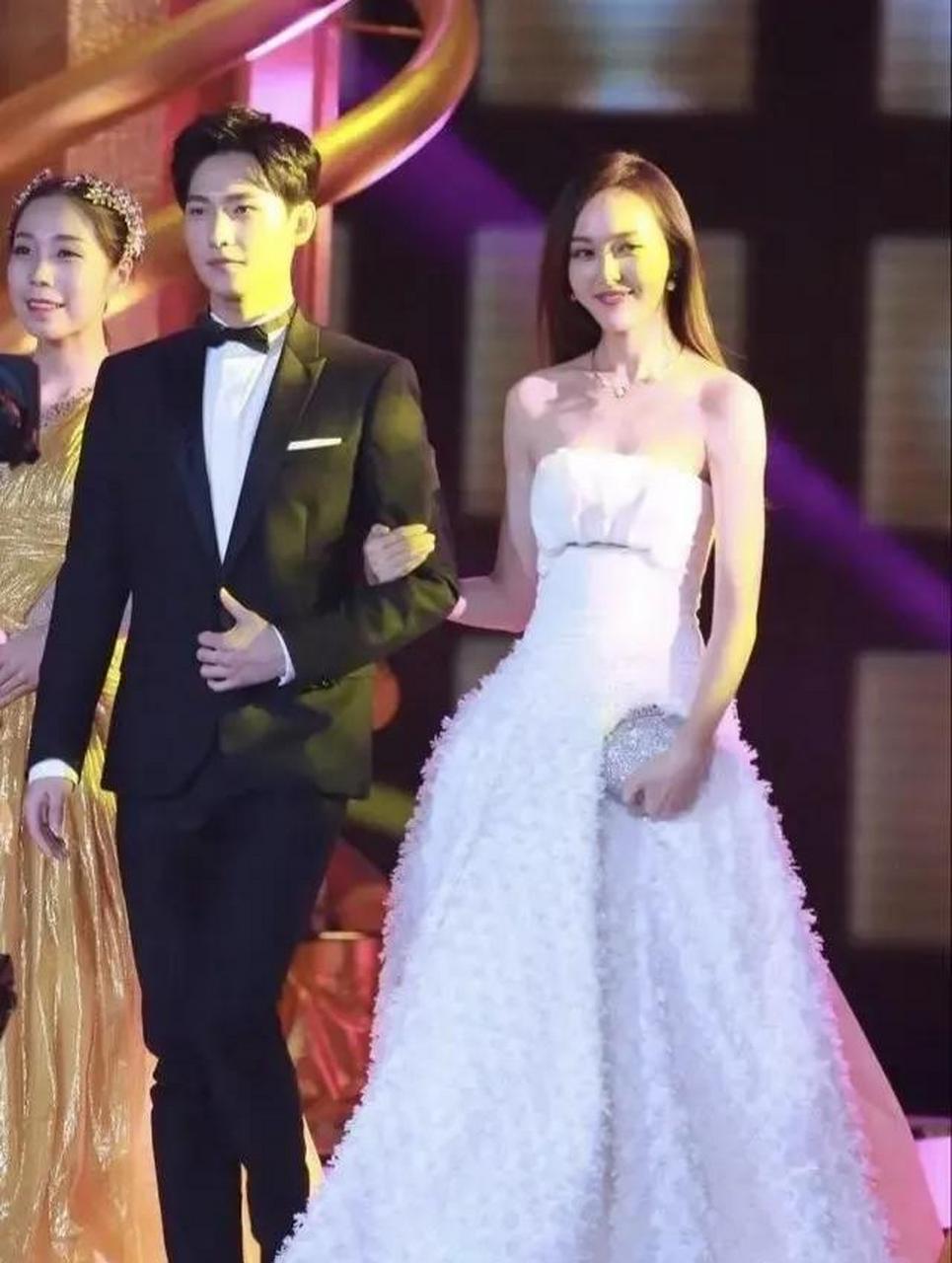 gif创作人# 唐嫣和杨洋同框出席活动, 俊男靓女组合,颜值超高, 宛若