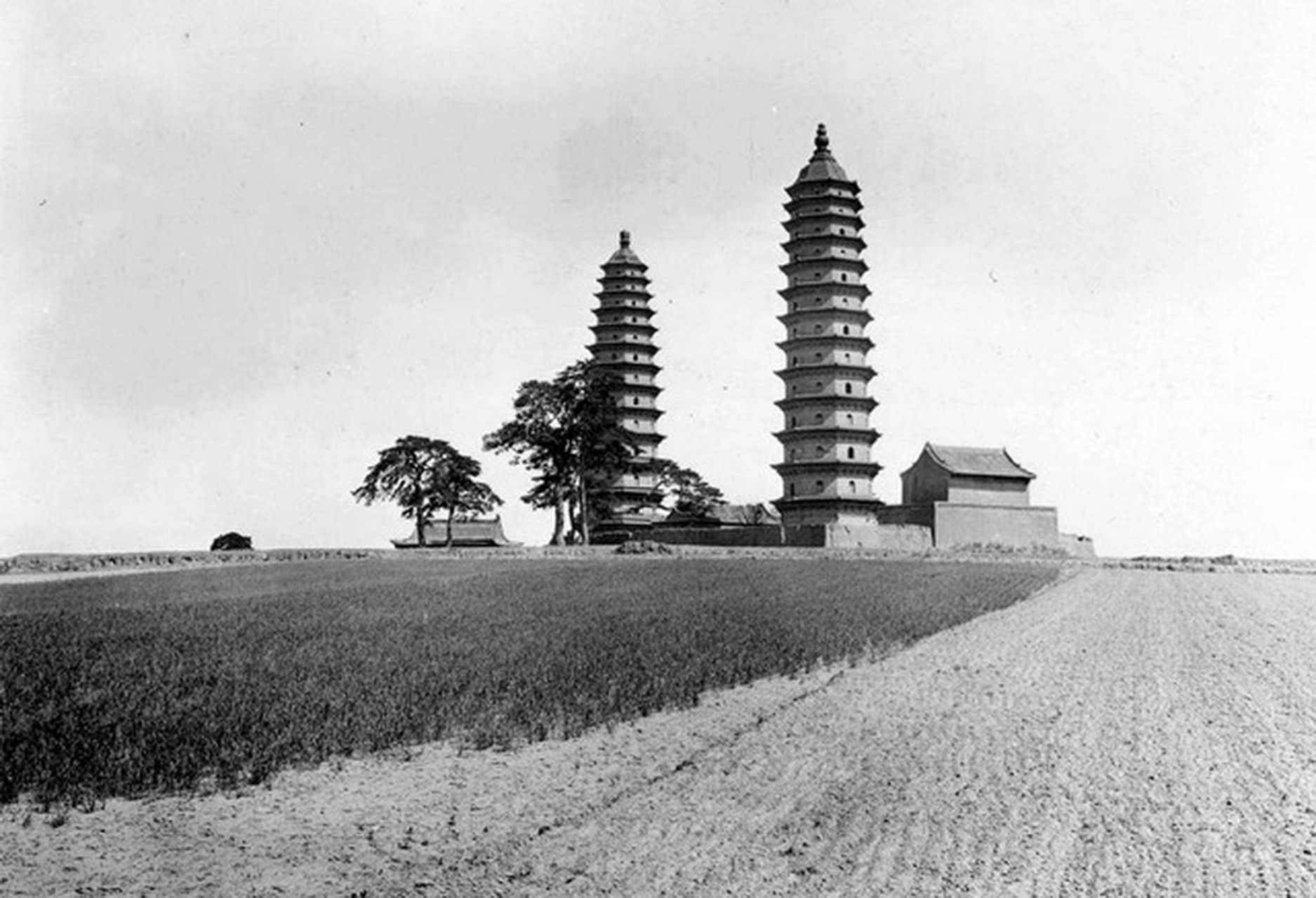 1909年 山西太原老照片,太原双子塔,前面是大片的庄稼土地.