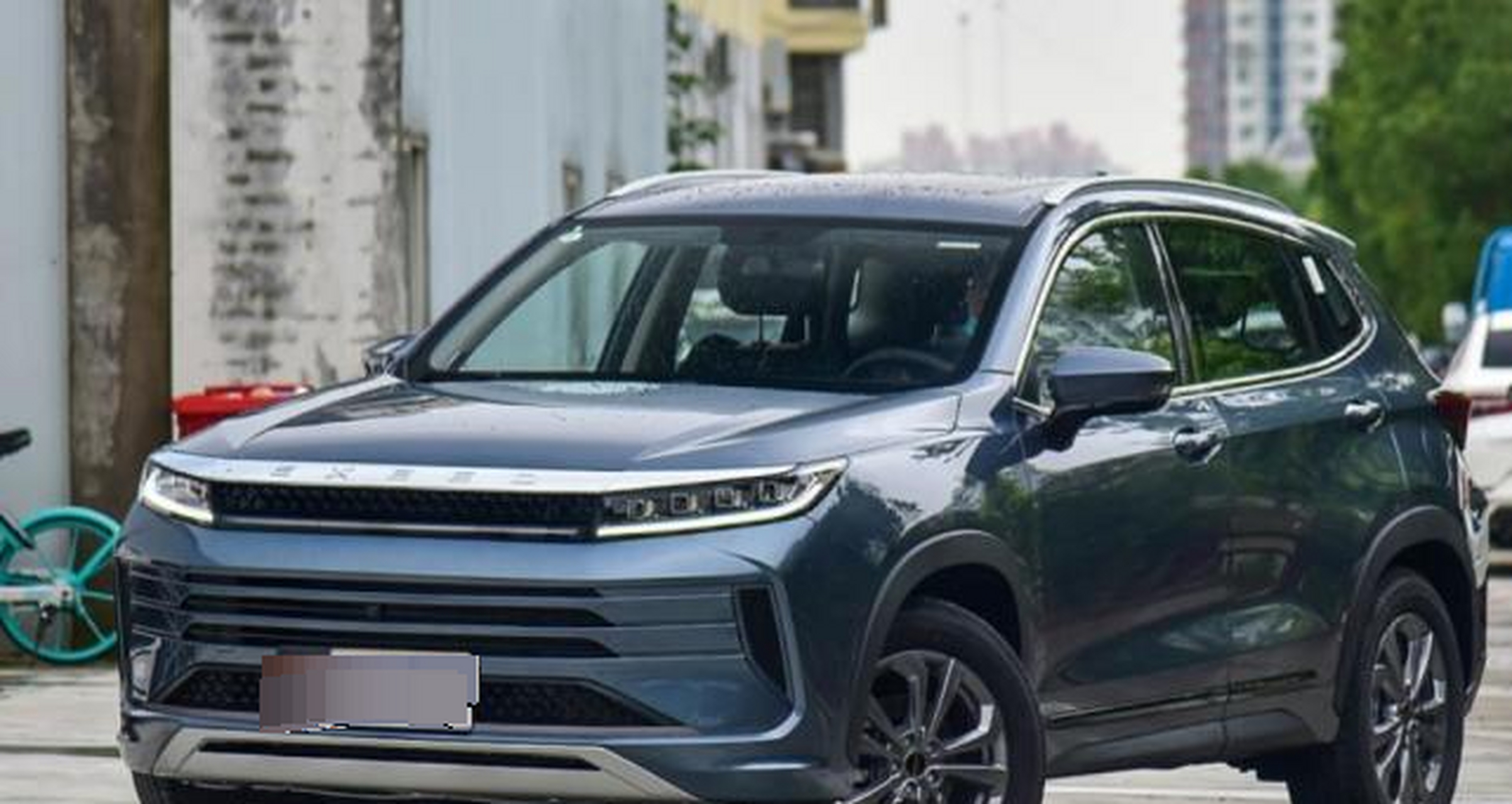 星途lx的前脸呈现出的高级感非常明显,车头上配备大量横向的线条,在下