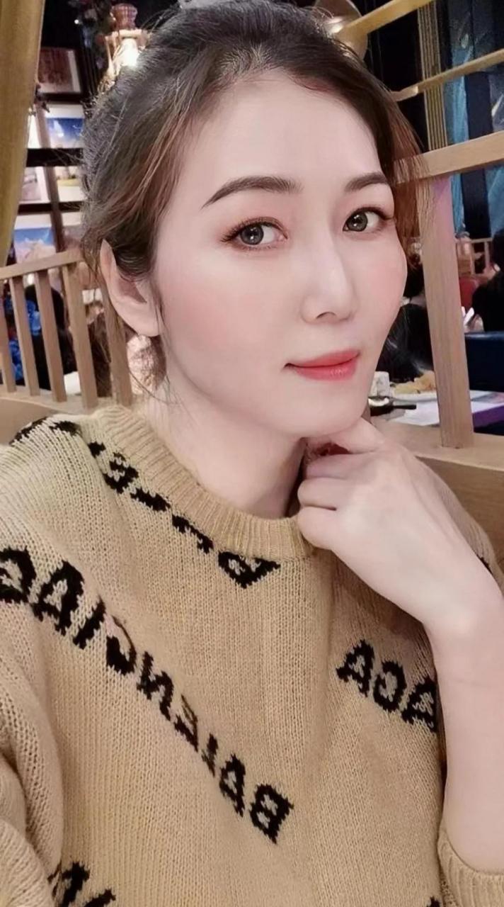 经典美熟很有气质的一位美熟阿姨,网络上流传的照片也挺多的,三十多岁