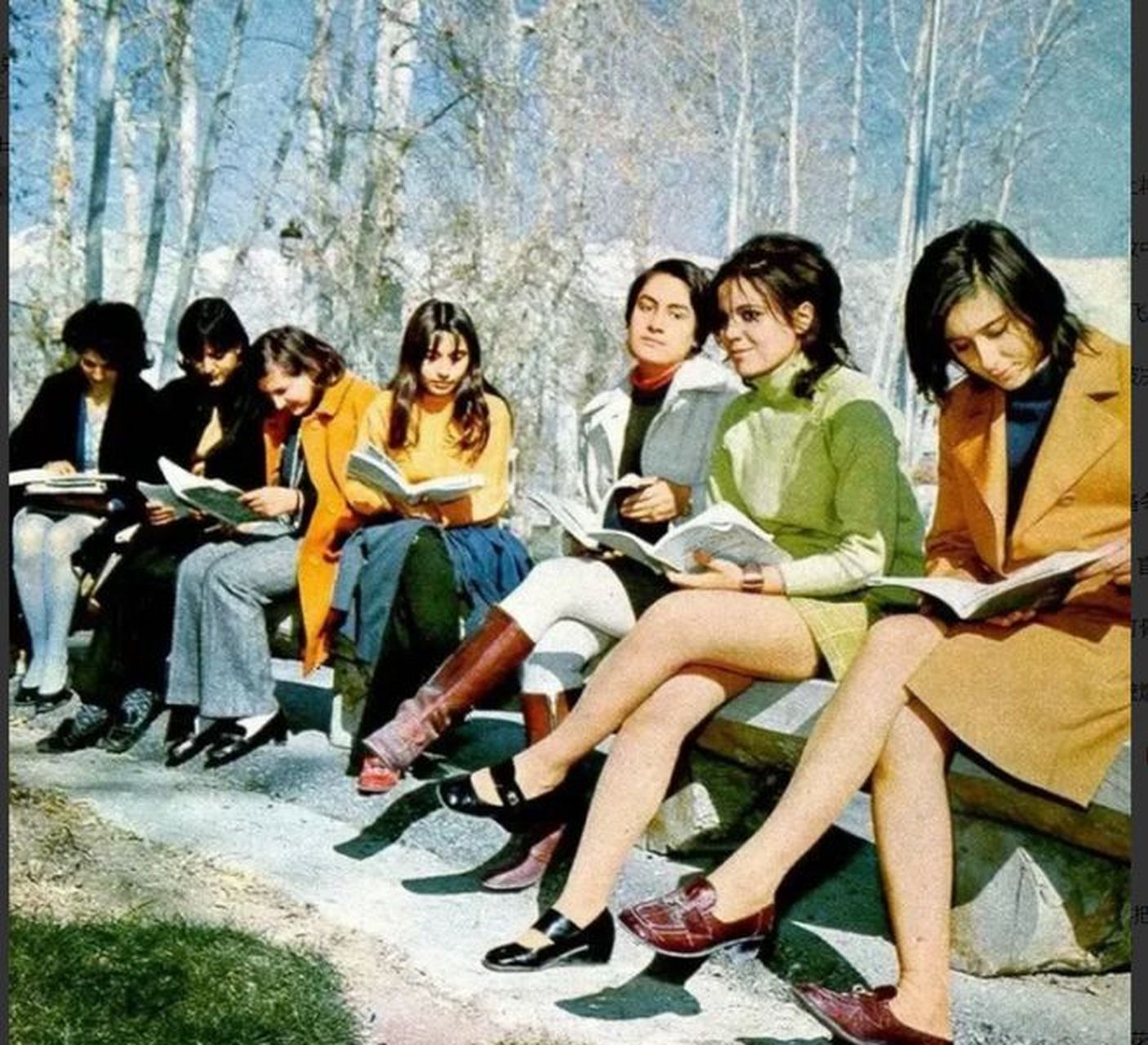 上世纪六十年代,伊朗的女性在巴列维王朝时期,拥有着前卫时髦的打扮和