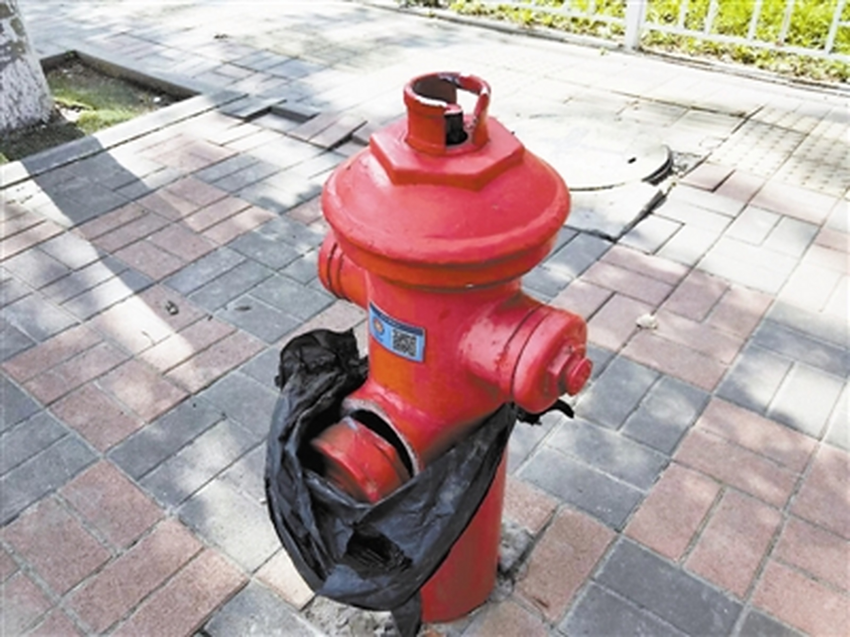 天津河北区诗景颂苑小区外消防公园一侧:路边消防栓破损  日前,有市民