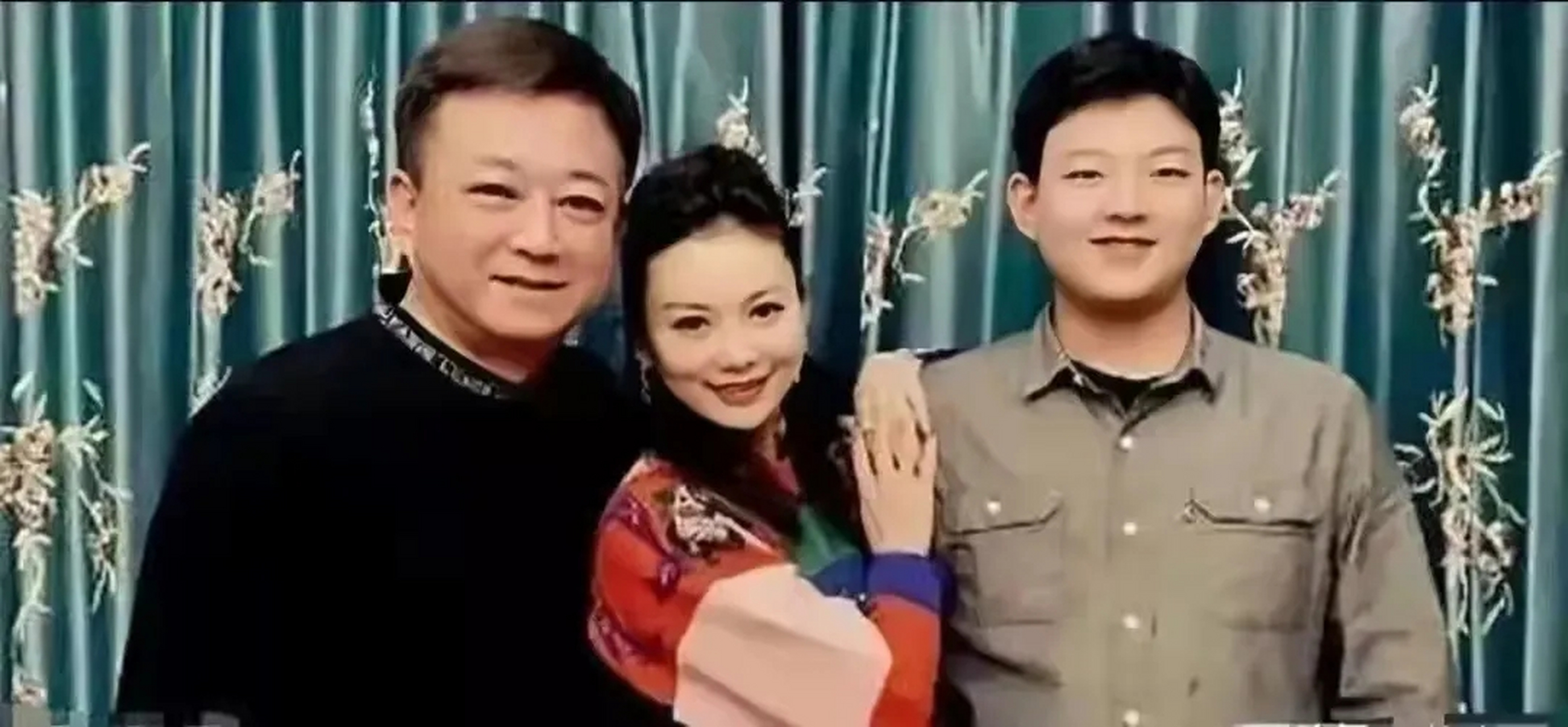 朱军一家三口罕见同框,老婆年轻又有气质,儿子朱思潭跟爸爸长得太像了