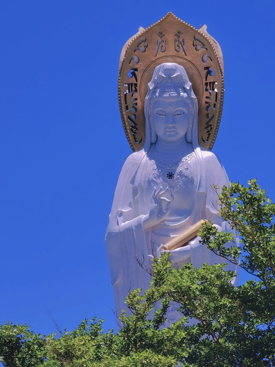 观自在菩萨:寻音救苦,苦海做舟  这是位于三亚的南海观音圣像,高108米