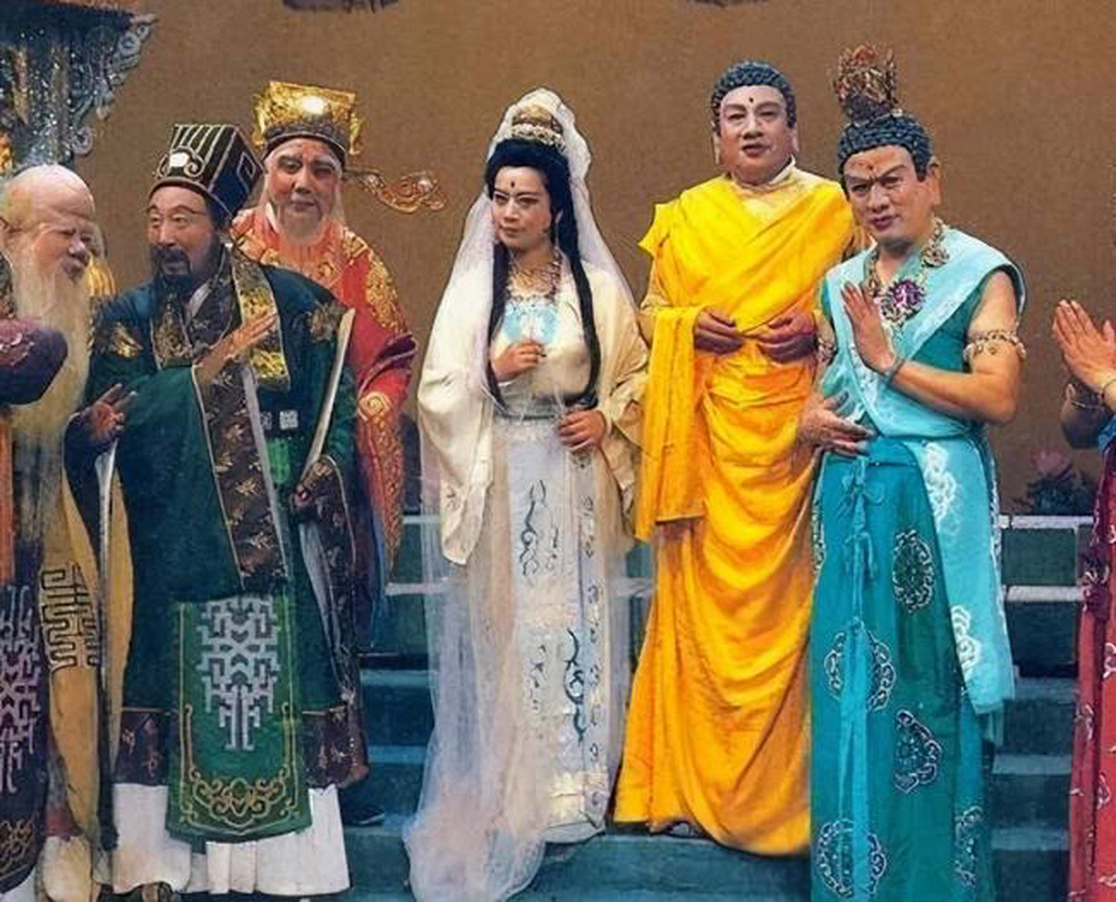 在《西游记》中扮演观音菩萨的左大玢老师说:"我以前不信佛的,但就从