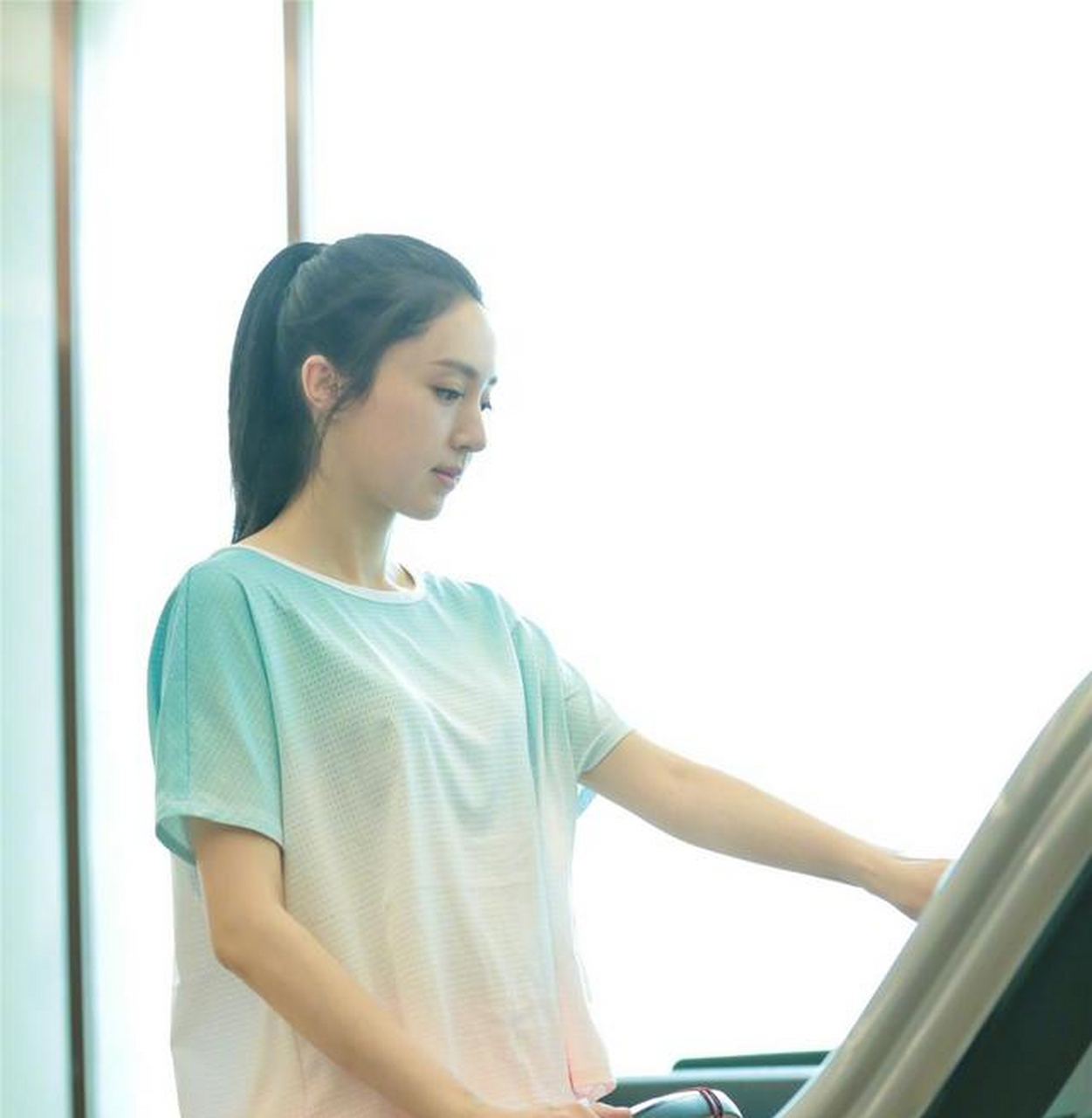 董璇是爱运动的女子,一直坚持健身的她健康美丽,状态好