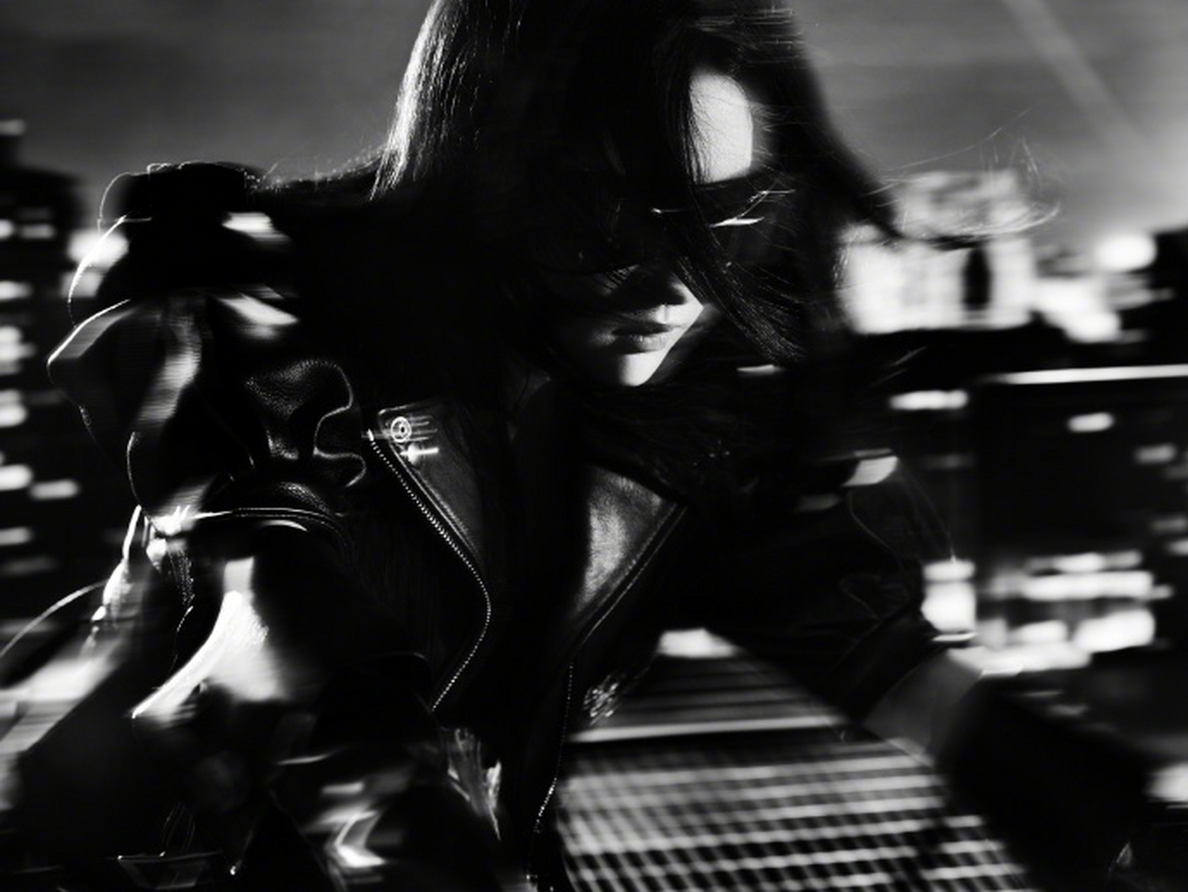 【刘亦菲皮衣机车质感大片】 这未免也太帅了点吧!