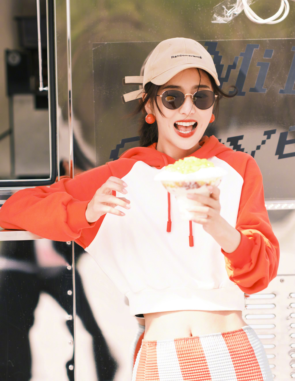 佟丽娅夏日运动装随拍,缤纷的橙色,夏天的色彩,这样阳光魅力的佟丽娅