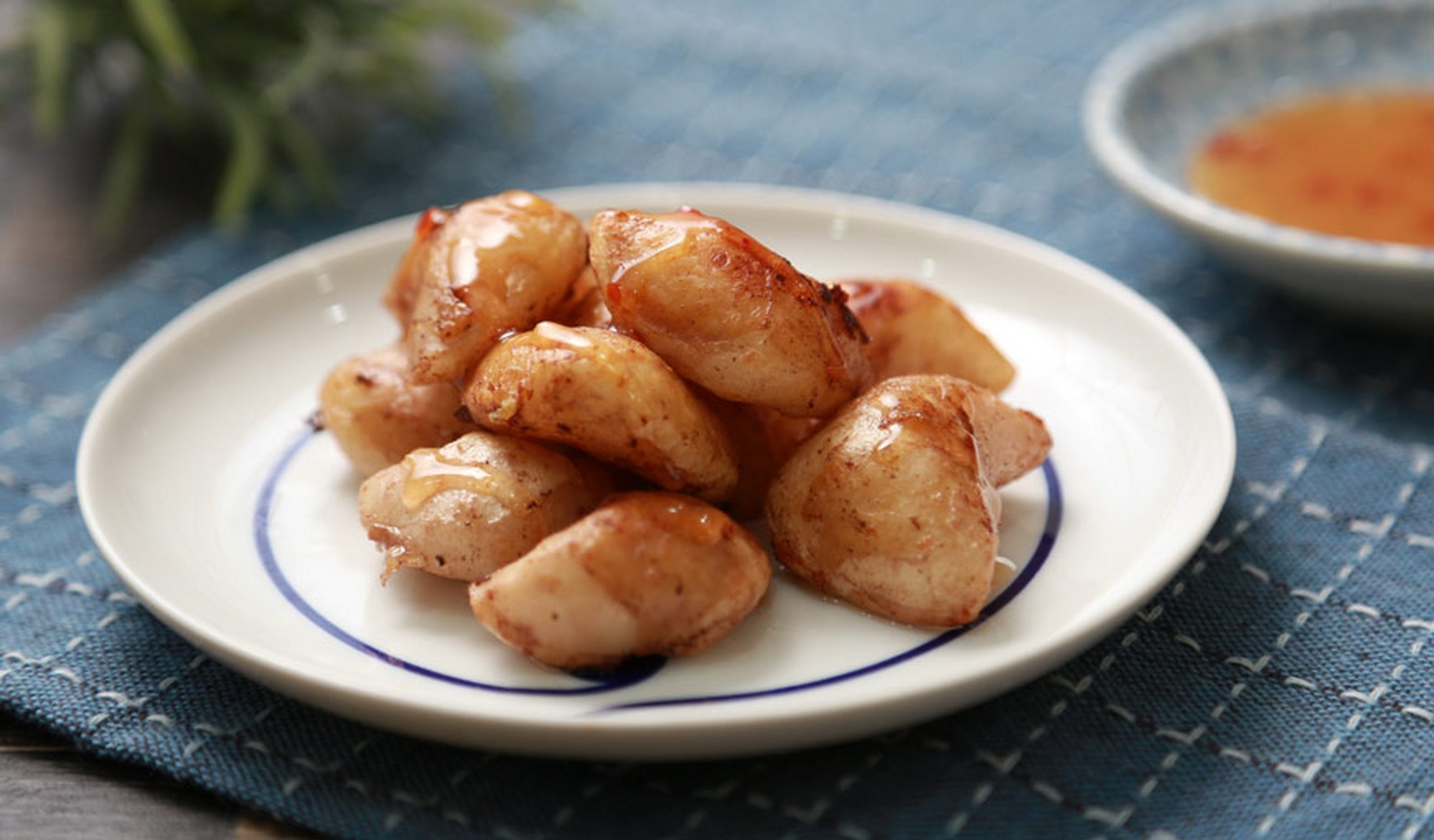 异国风味:泰式炸菱角  材料:冷冻菱角仁10～15个,泰式酸甜酱适量 做法