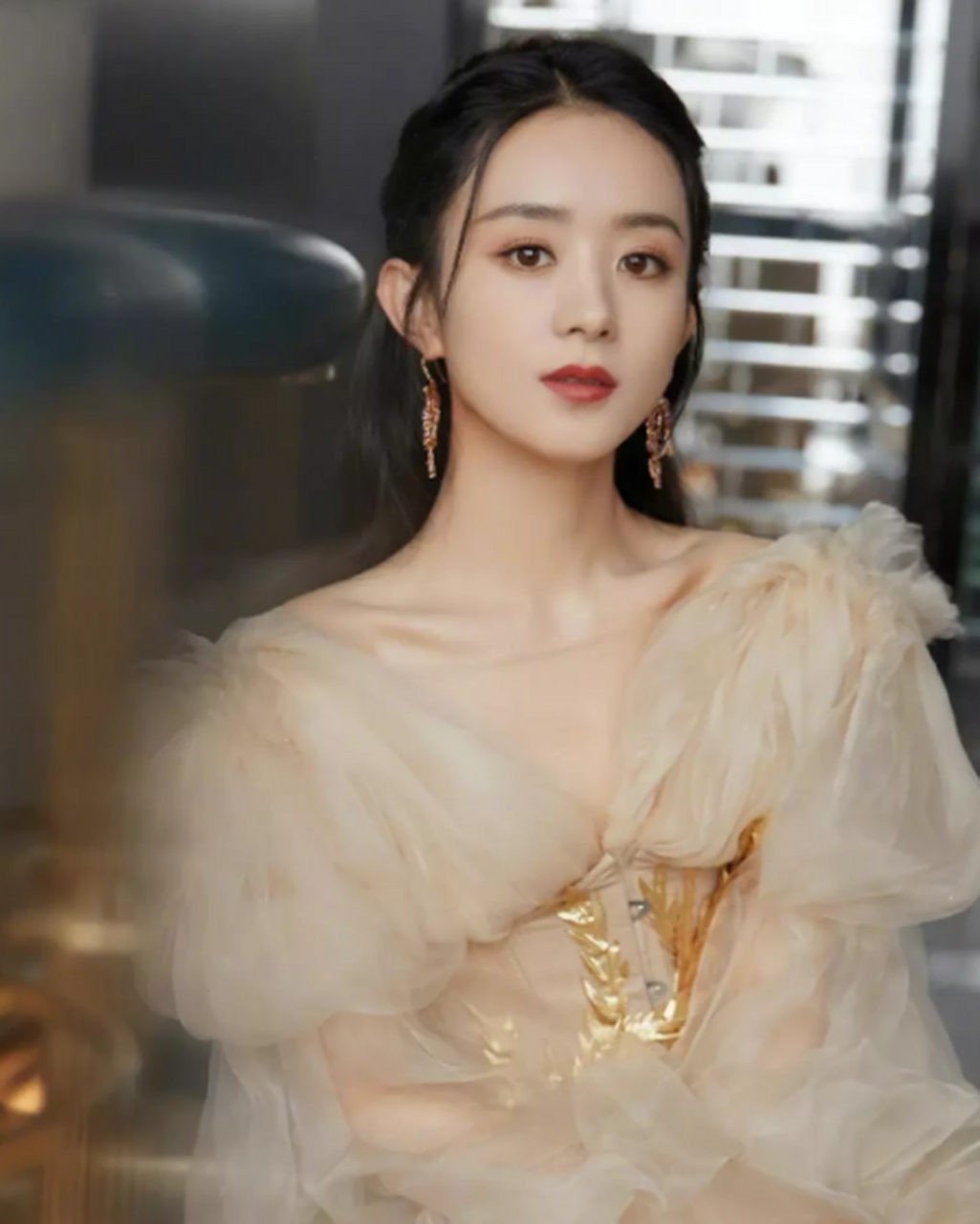 赵丽颖这次的红毯真的太完美了,国产的高定礼服一点不输大牌,香槟色和