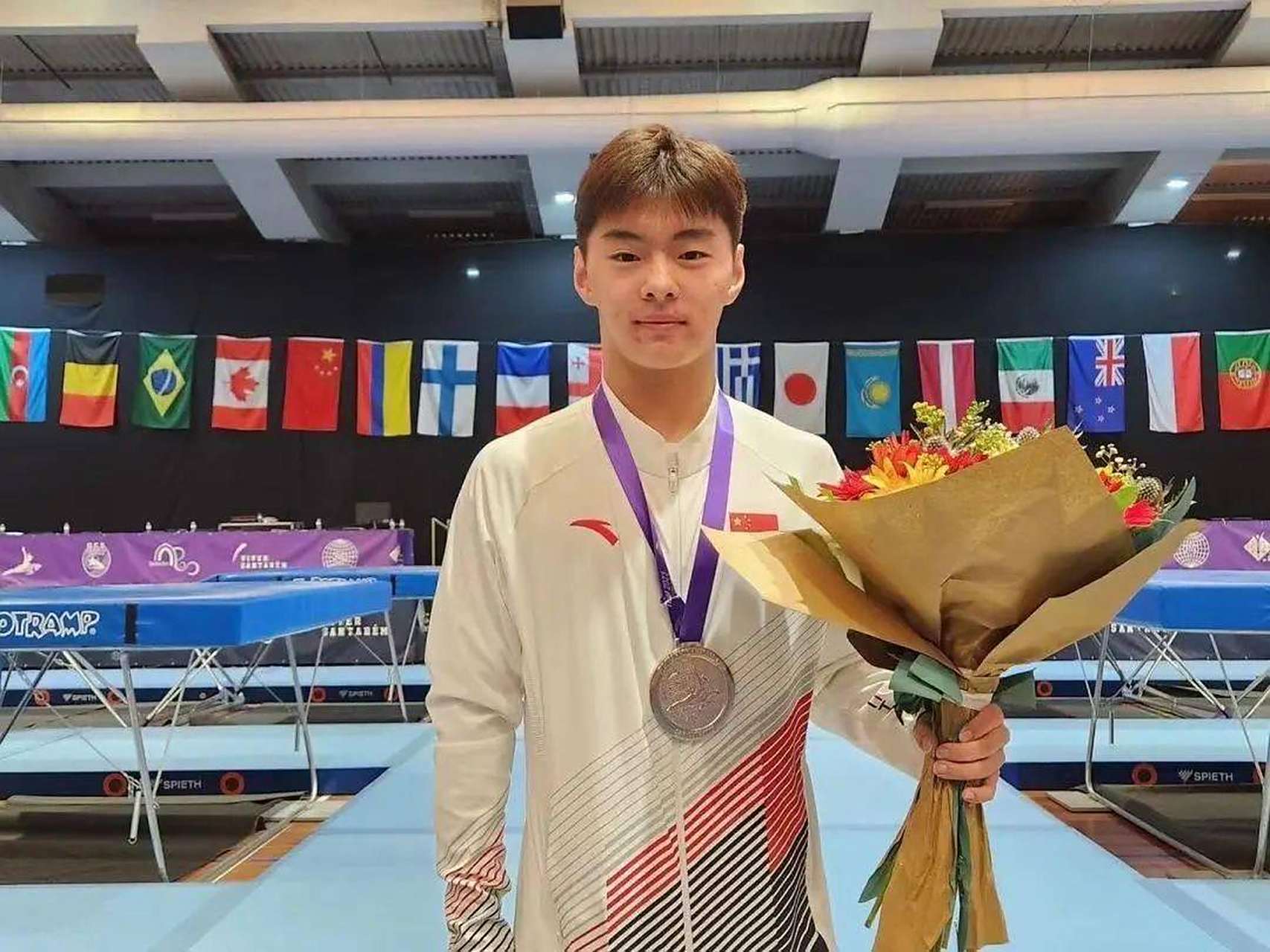 王梓赛为中国蹦床队赢得首张巴黎奥运入场券  日前,在2023年蹦床世界