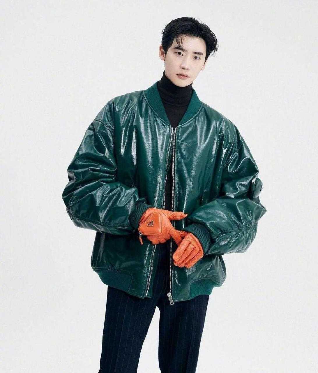 还是喜欢李钟硕短发的样子,清清爽爽的感觉就很好,虽然长发也有别样的