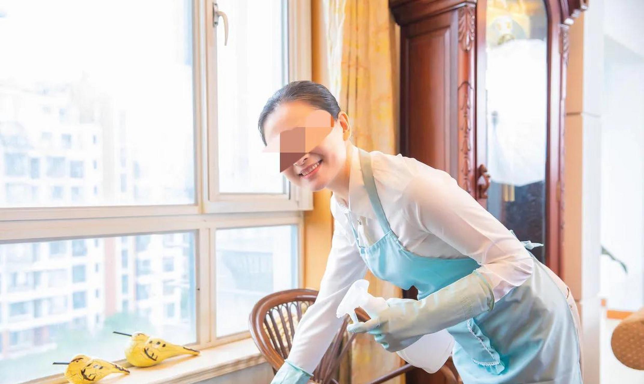 35岁保姆嫁69岁教授,教授3个月后累死在床上,邻居骂教授不要脸,结果