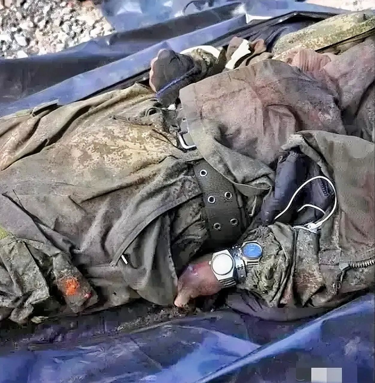 2023年4月,俄乌战场上,一名阵亡俄军的尸体,躺在担