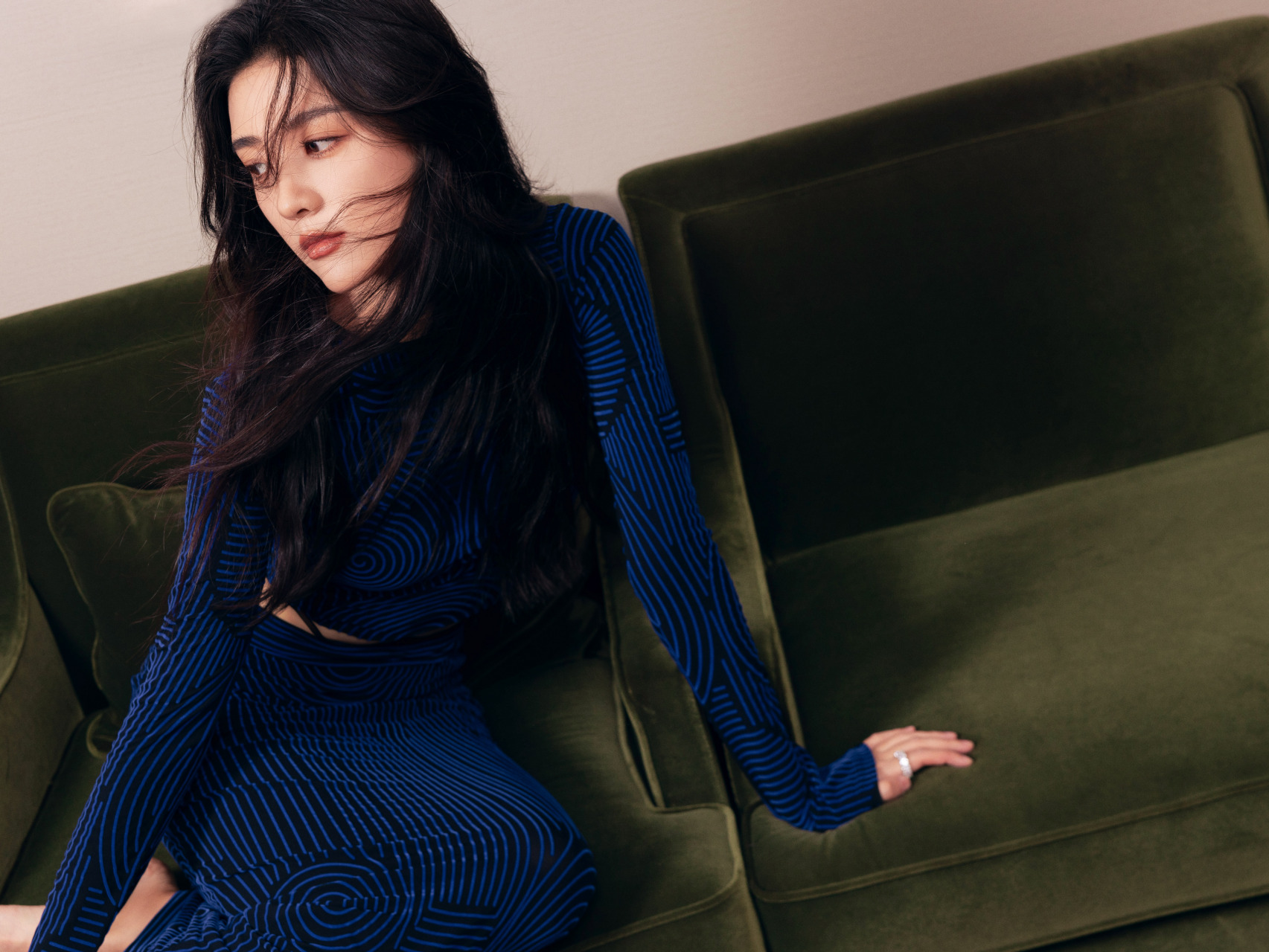 梁洁最新营业图:东方韵,明眸似水,秋意落朱~~姐姐美美哒!  #梁洁