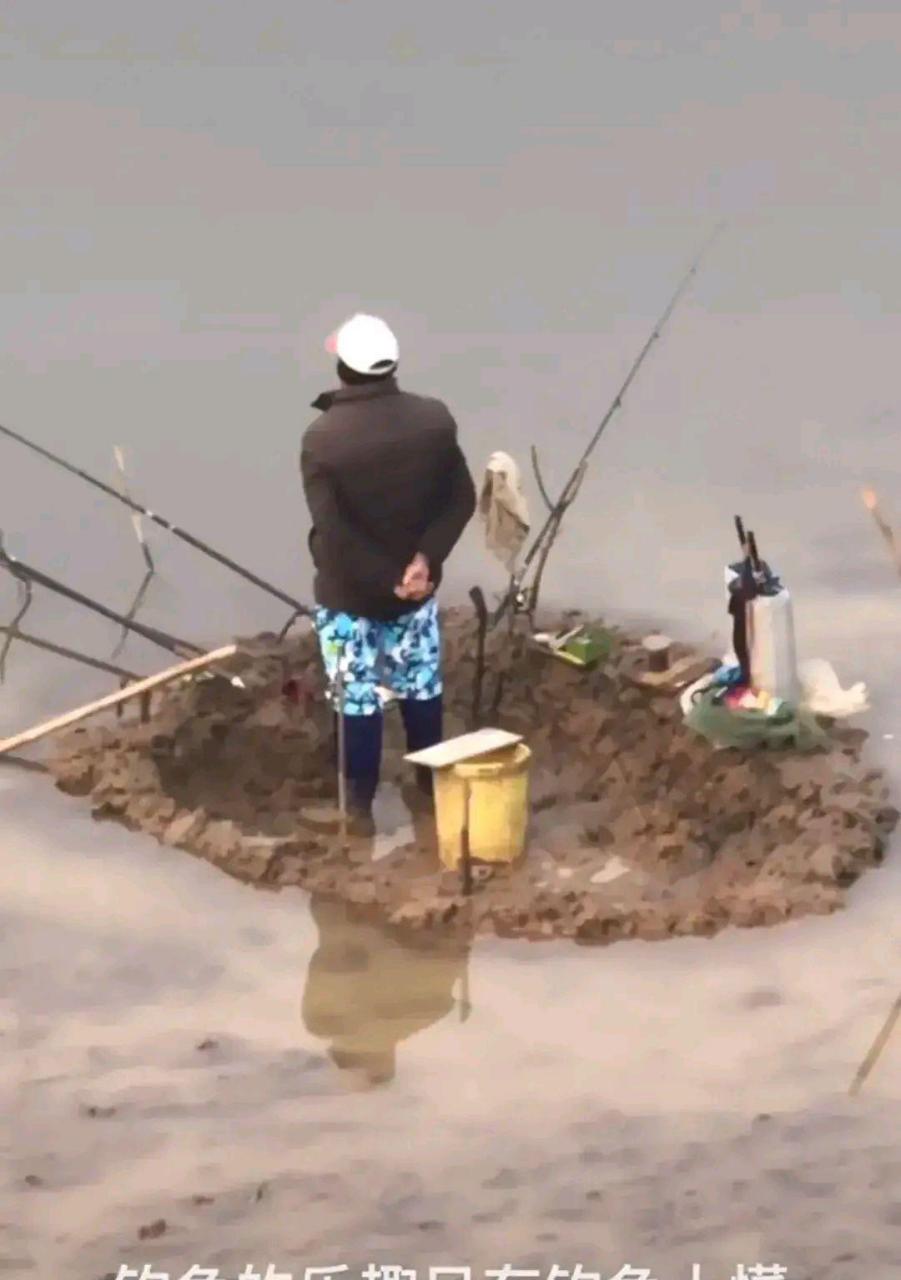 网友:钓鱼人风雨无阻,这就是钓鱼人的精神. #搞笑趣味图