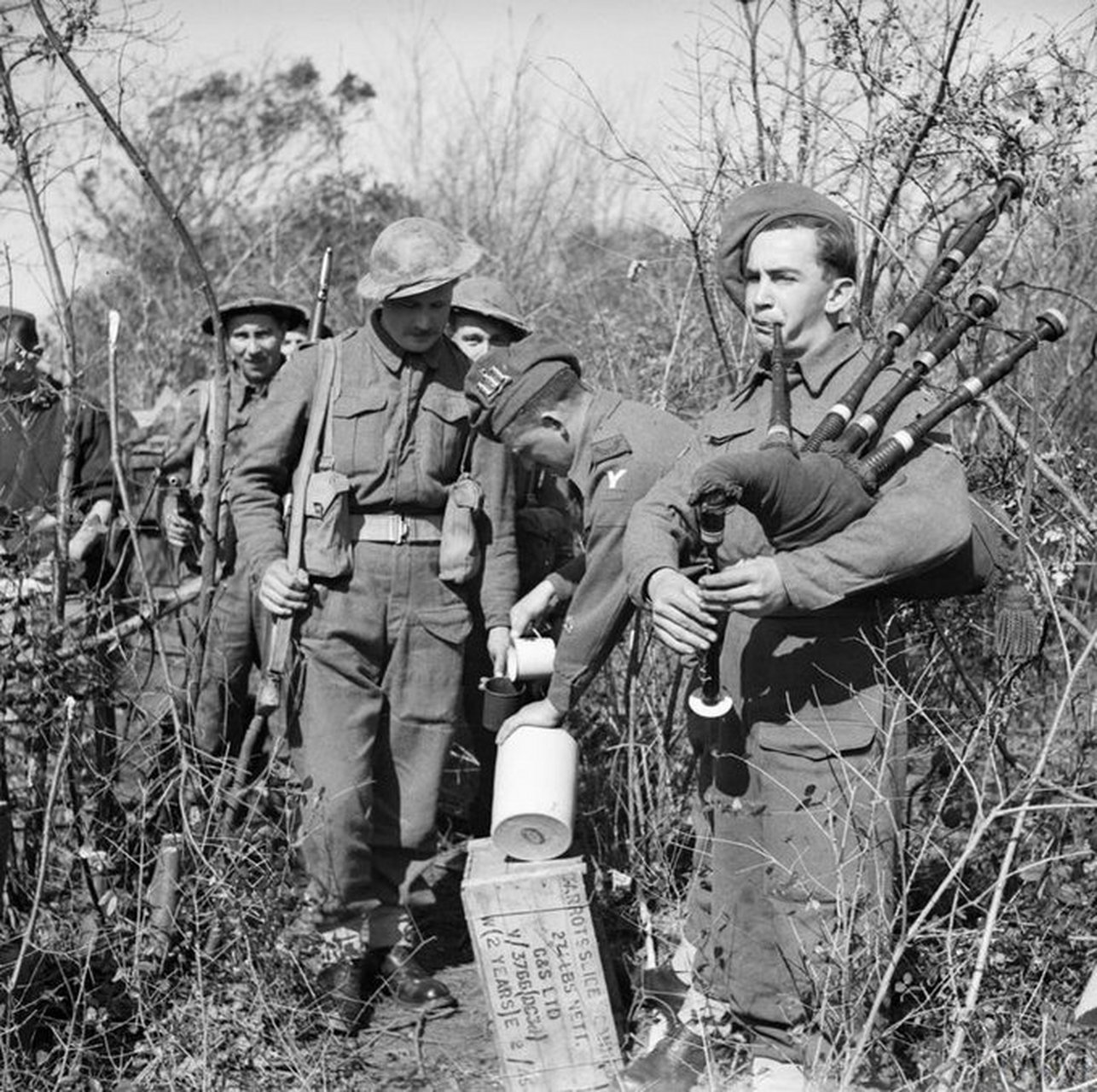 1944年3月17日,在安齐奥桥头堡,英国皇家恩尼斯基伦燧发枪团士兵,在
