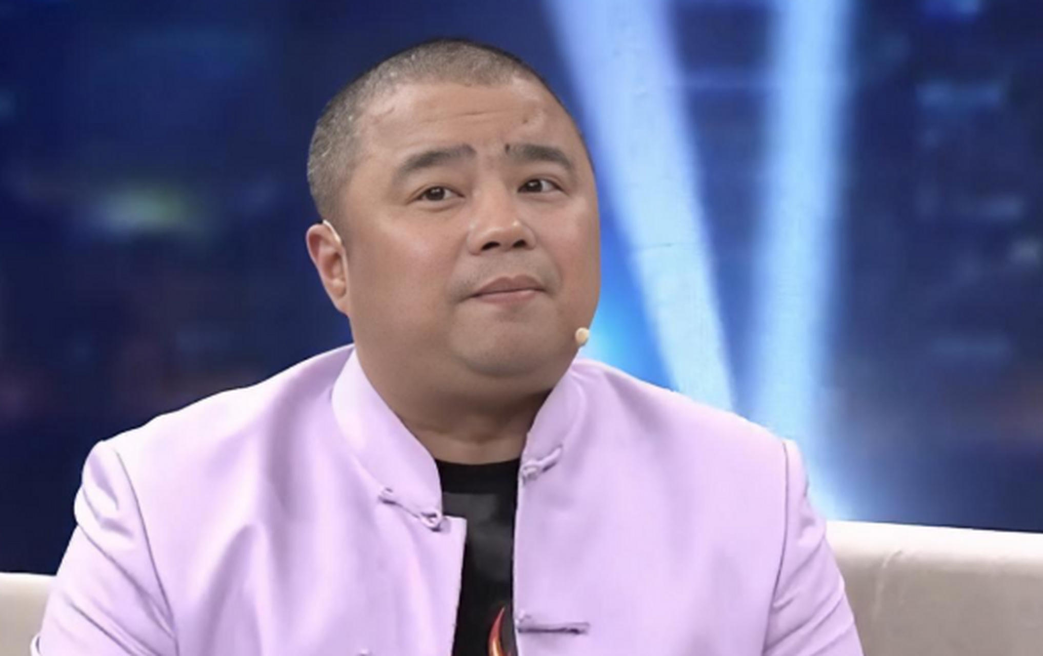 那天是父亲节,一日为师终身为父的冯巩带着徒弟曹随风去下馆子,二人