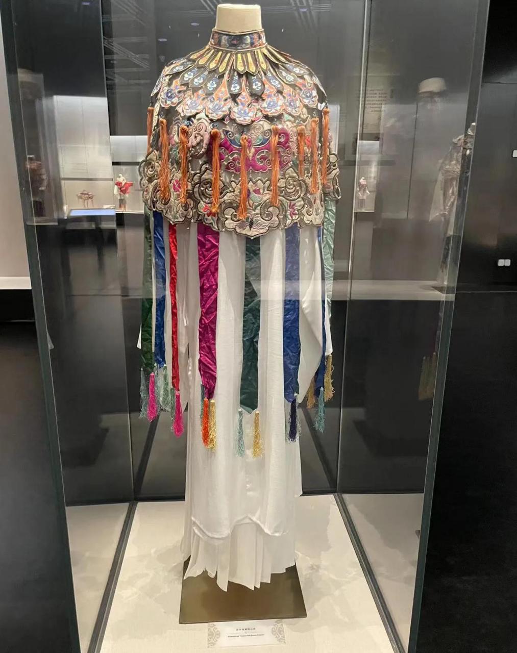 今天,去看了郑州博物馆,举办的"锦绣云霞"展,我一下子发现了,古代的