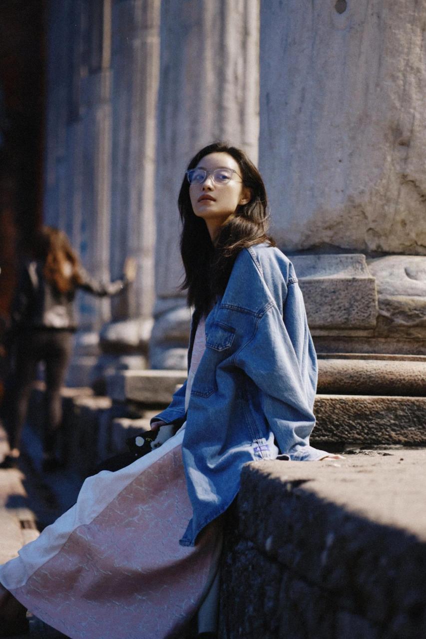 跟倪妮学拍照姿势  氛围感照片轻松拿捏 洒脱随性松弛…她可是倪妮诶!