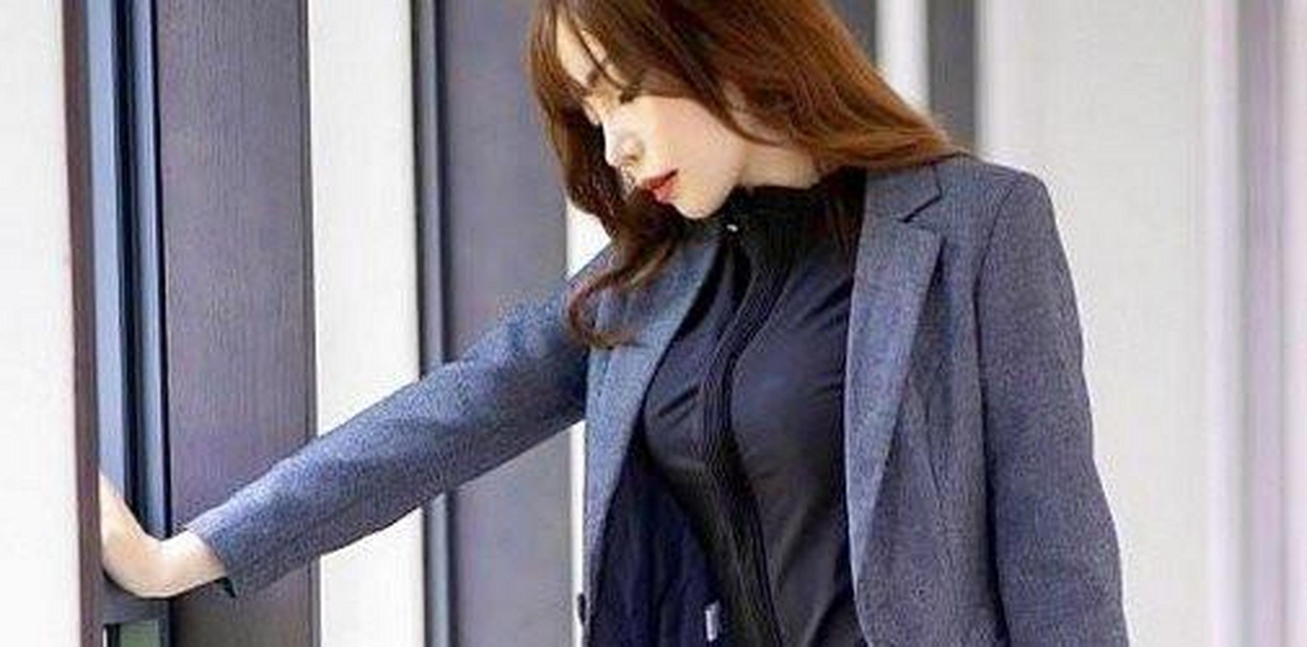 黑色正装搭配衬衫内搭,时尚亮眼