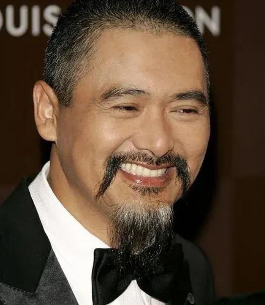 一向低调的香港老戏骨周润发,和钟镇涛一起在街边的苍蝇小馆吃早餐