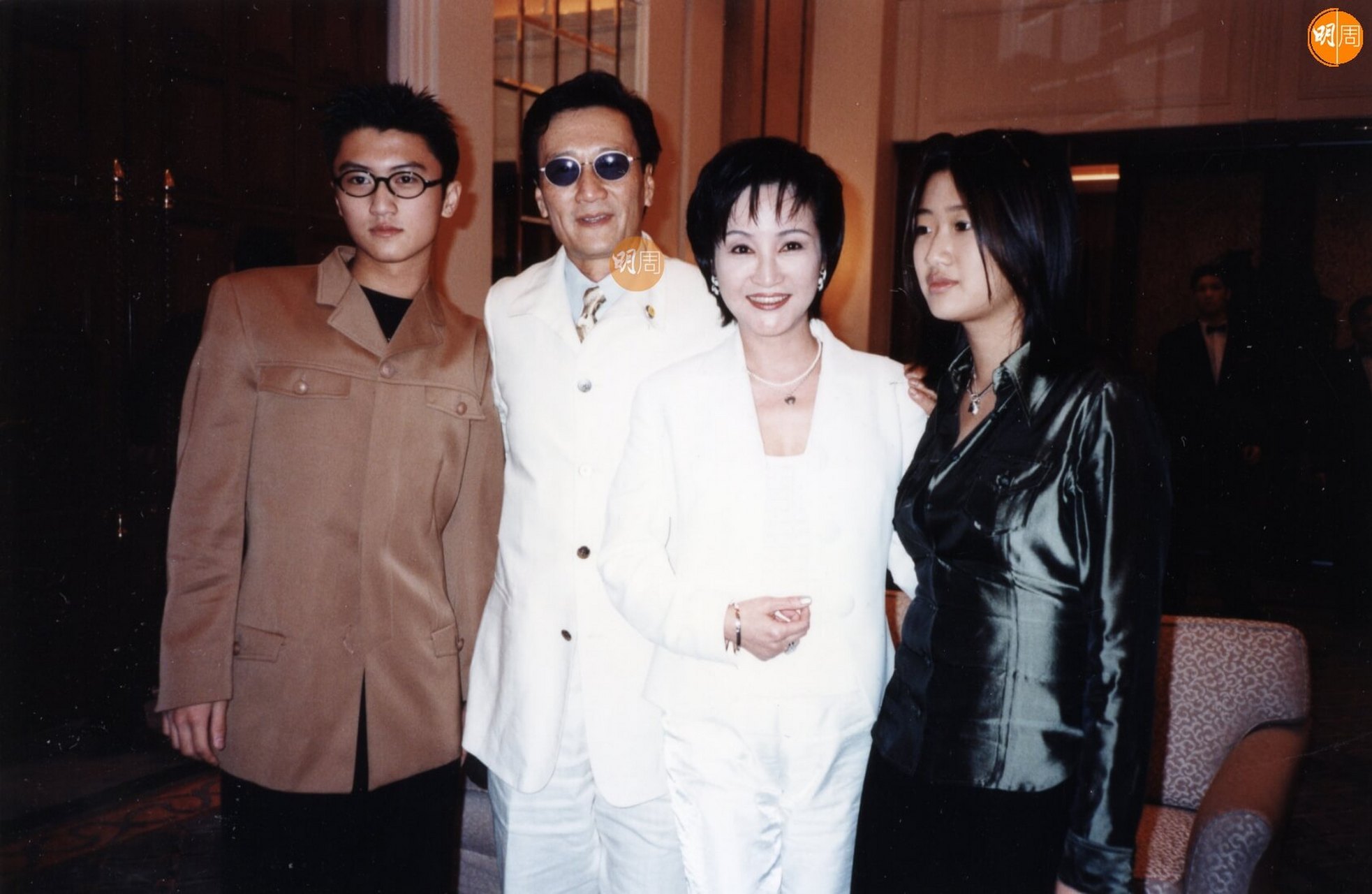 曾经的一家四口:四哥谢贤,拉姑狄波拉,谢霆锋和谢婷婷.