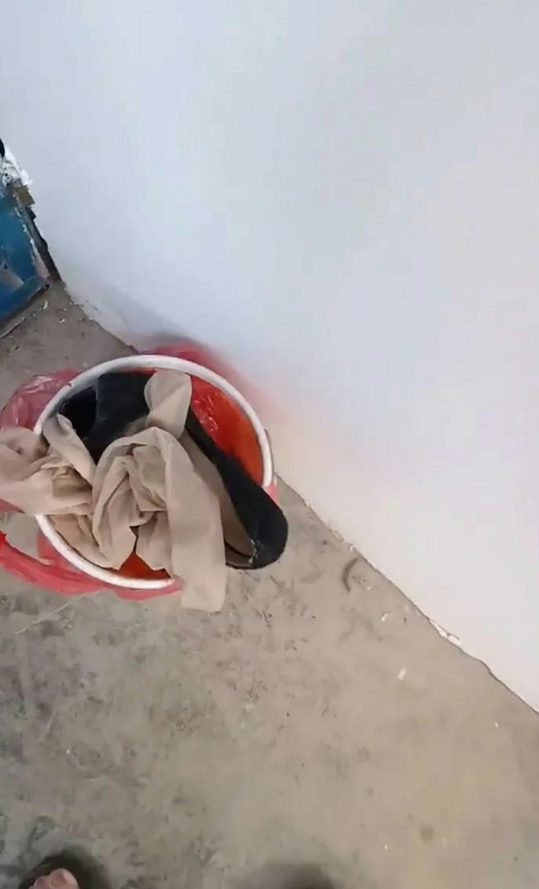 好好的一双高跟鞋,出门就踩泥地里了