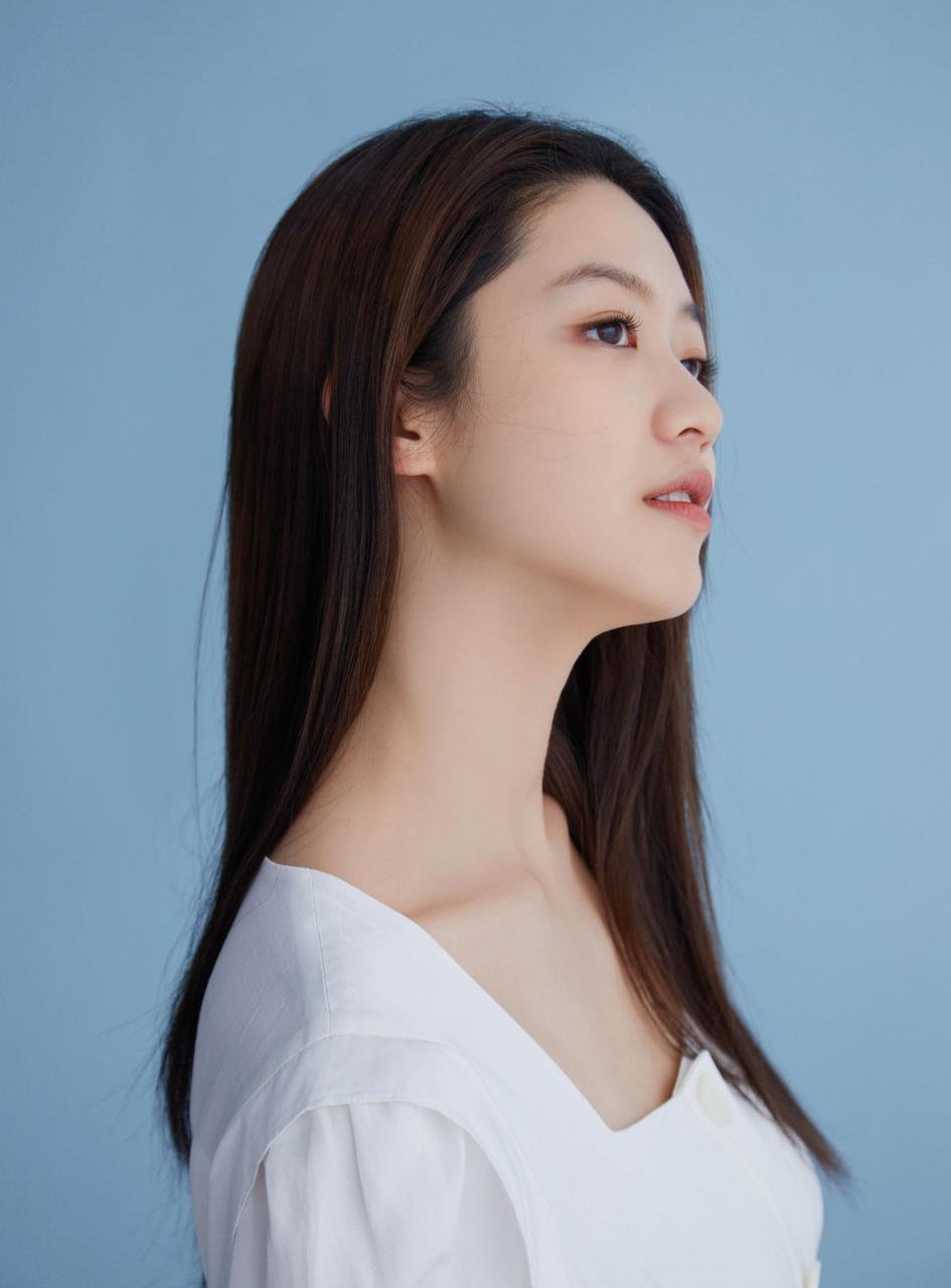 向涵之 春风过江南赠予一片夏, 秋风过梧桐黄了一片秋, 我总喜欢把