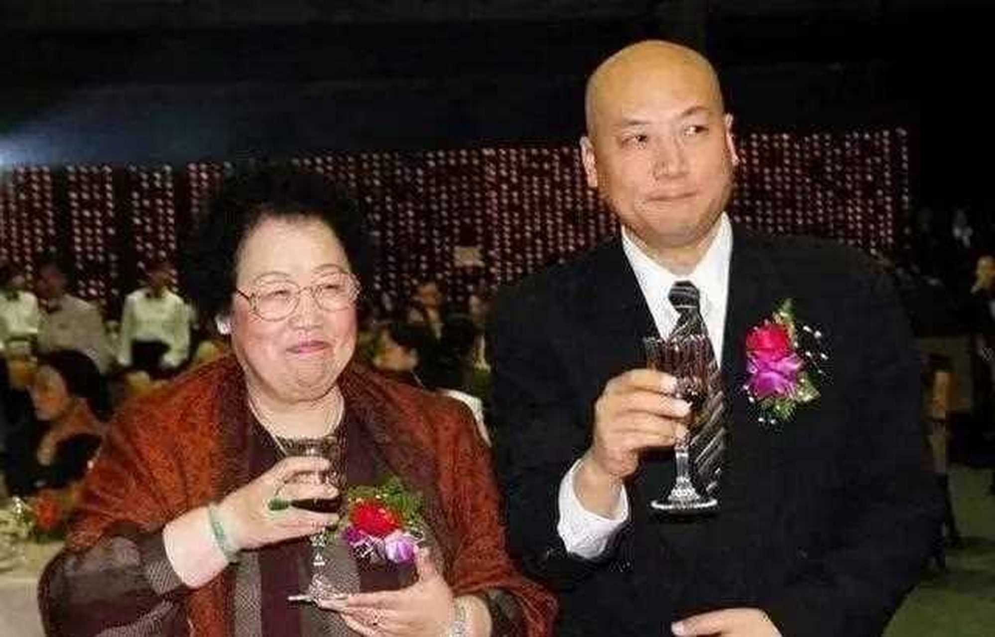 迟重瑞按惯例殷勤地给陈丽华布菜,这时陈丽华却面色严肃地说:"今涛乙