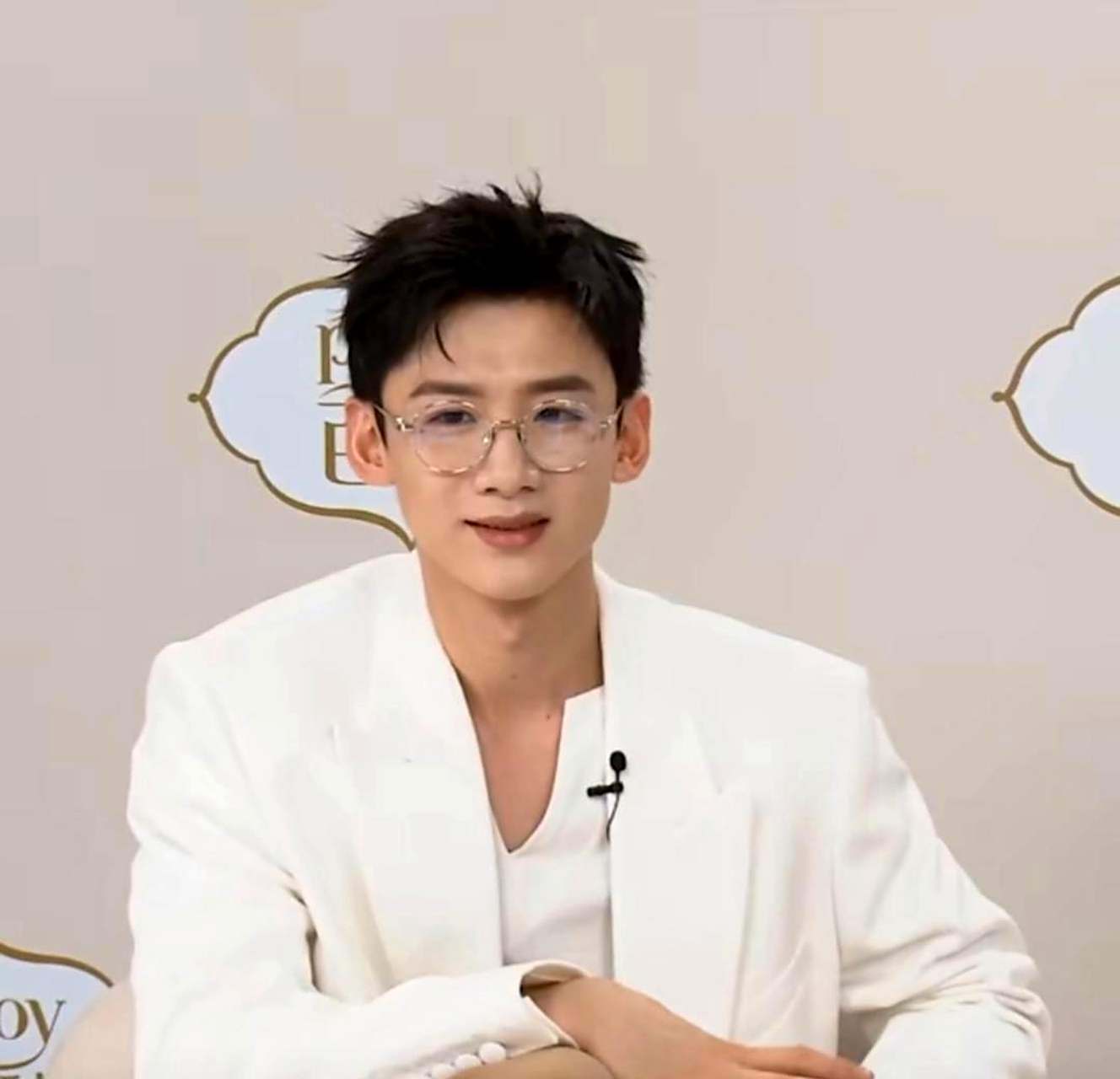 白敬亭穿着白色西装,戴着大框眼镜,散发出文艺气息,阳光帅气.