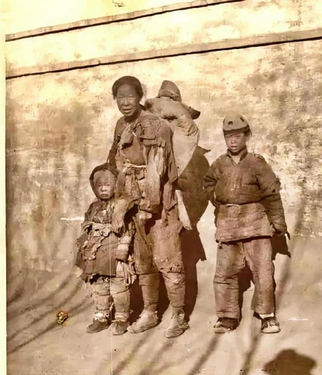 这是1913年,北平街头,穷苦的母子四人,一张罕见的留影,照片中的他们