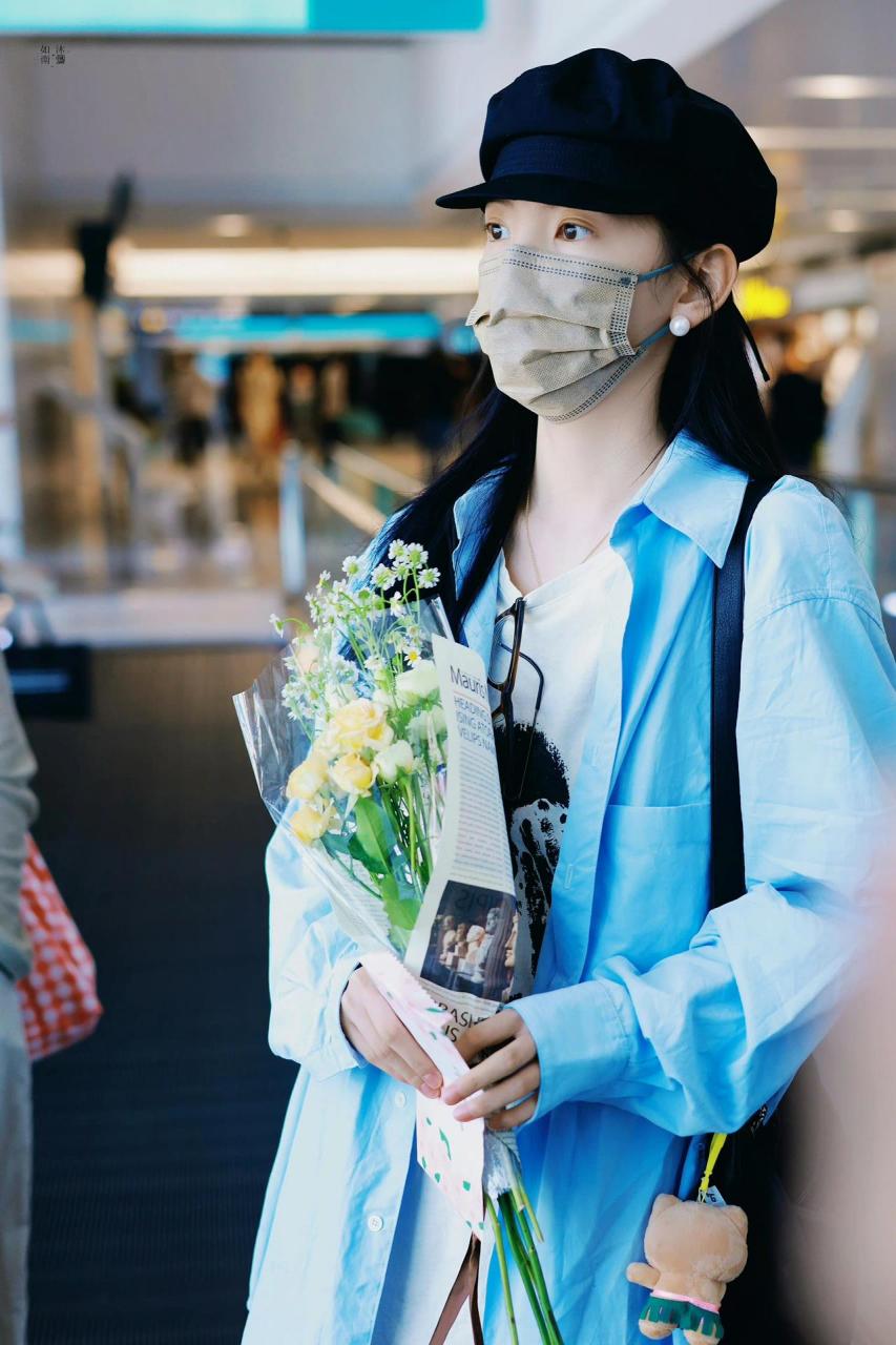 章若楠机场私服 舒适随性的穿搭模板～蓝色条纹衬衫搭配红色裙子,满满