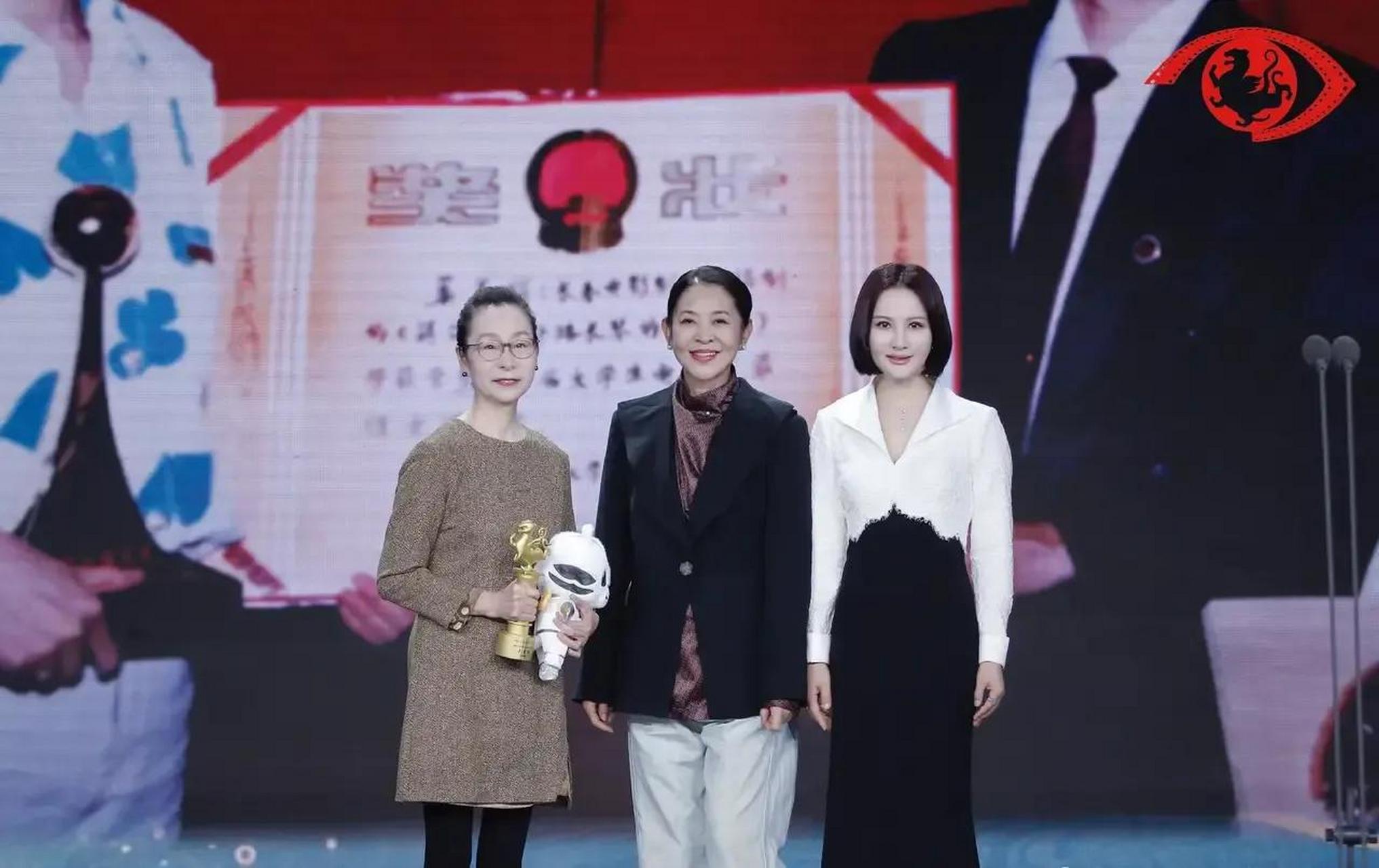 贾乃亮和万茜在《生死桥》当中有一个超长的吻戏镜头,两人拒绝用替身