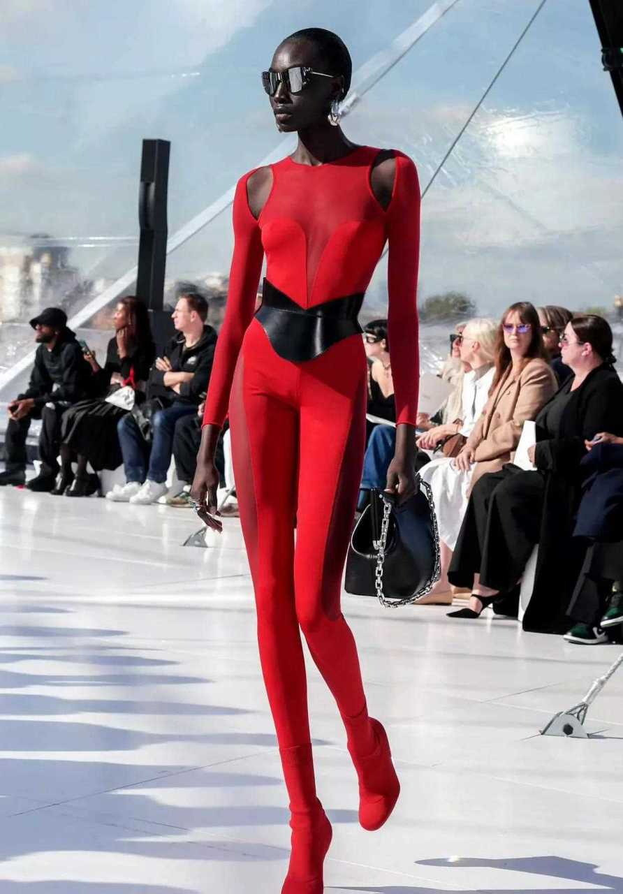 这个黑人模特的身材简直可以用完美来形容!