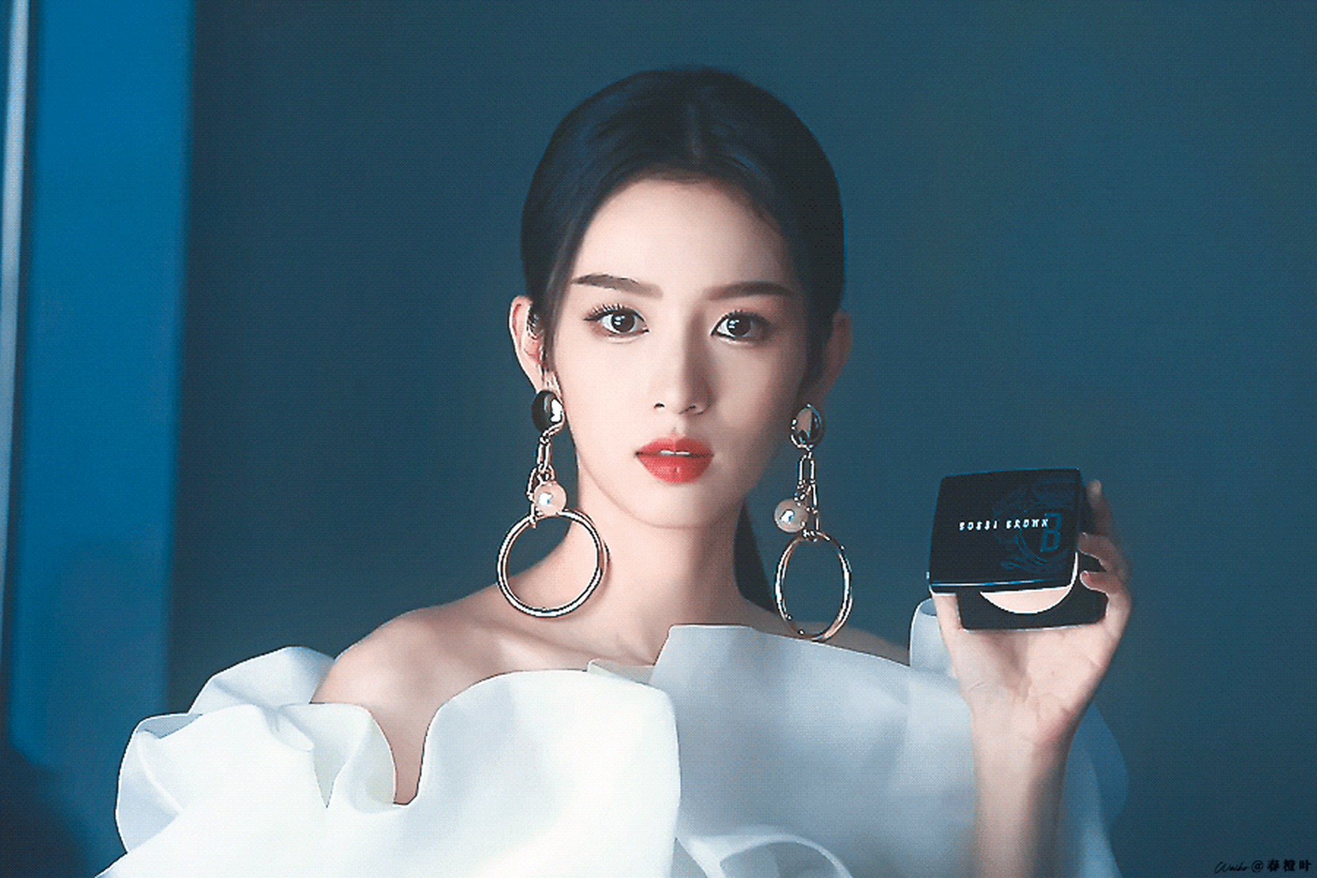 周也确实是内娱很难得的形象,生活照里你狗塑她,营业时间她狗塑你.