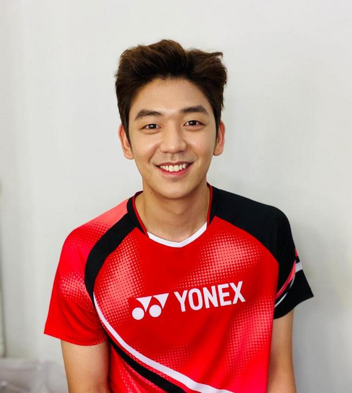 李龙大晒照笑容依旧灿烂配文却是:精神压力 5月16日,韩国羽毛球名将