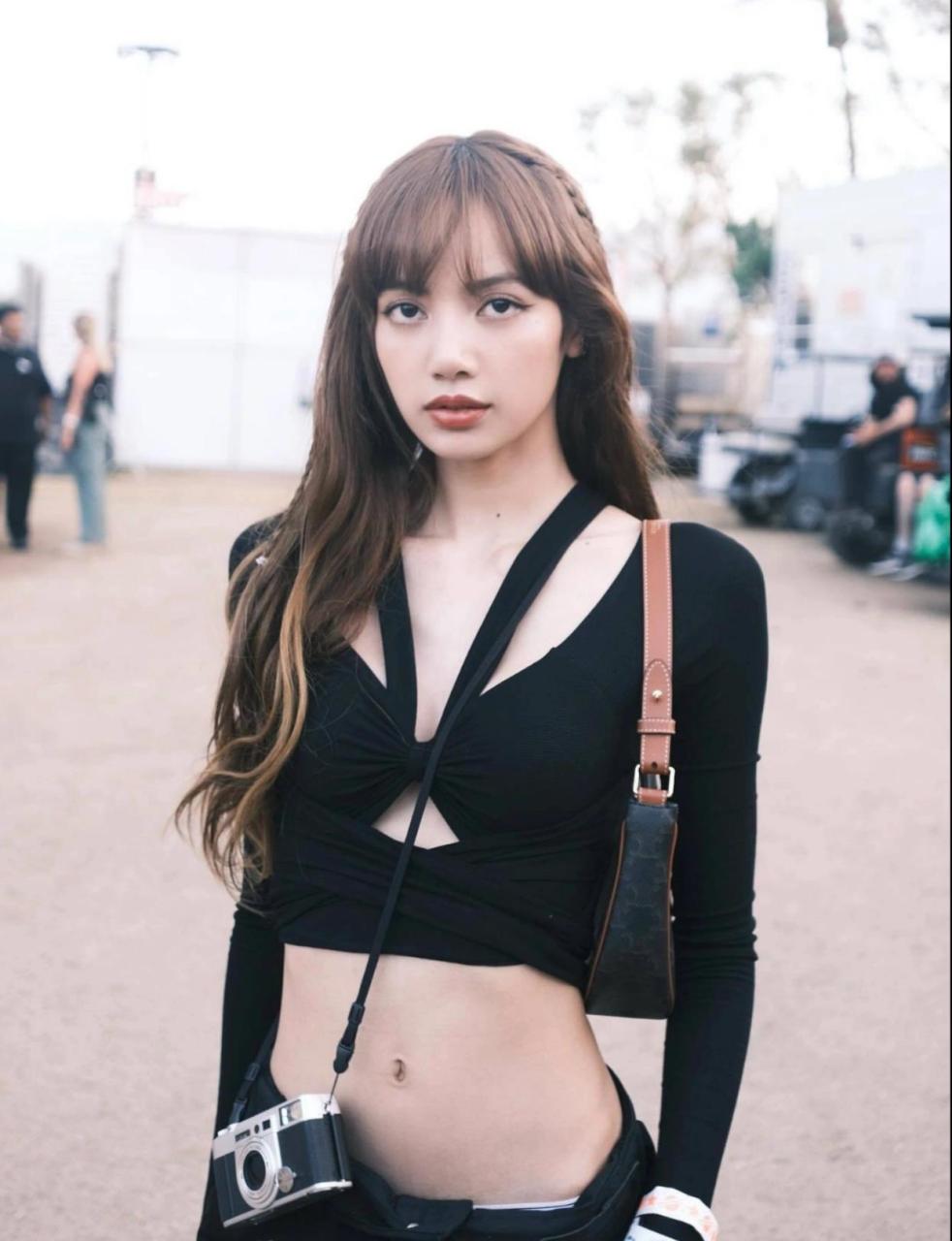 lisa音乐节穿搭 质感酷妹真的太爱! lisa科切拉音乐节游玩随拍～ 这个