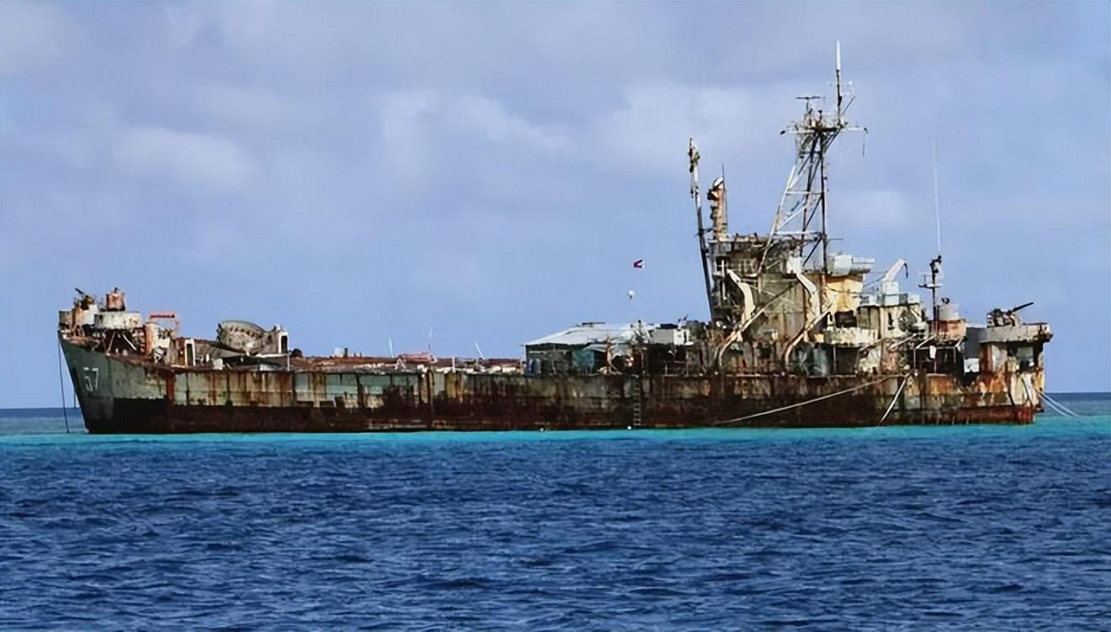 菲律宾再次挑衅中国,在南海投放浮标宣示主权,中方万吨拖船霸气回击